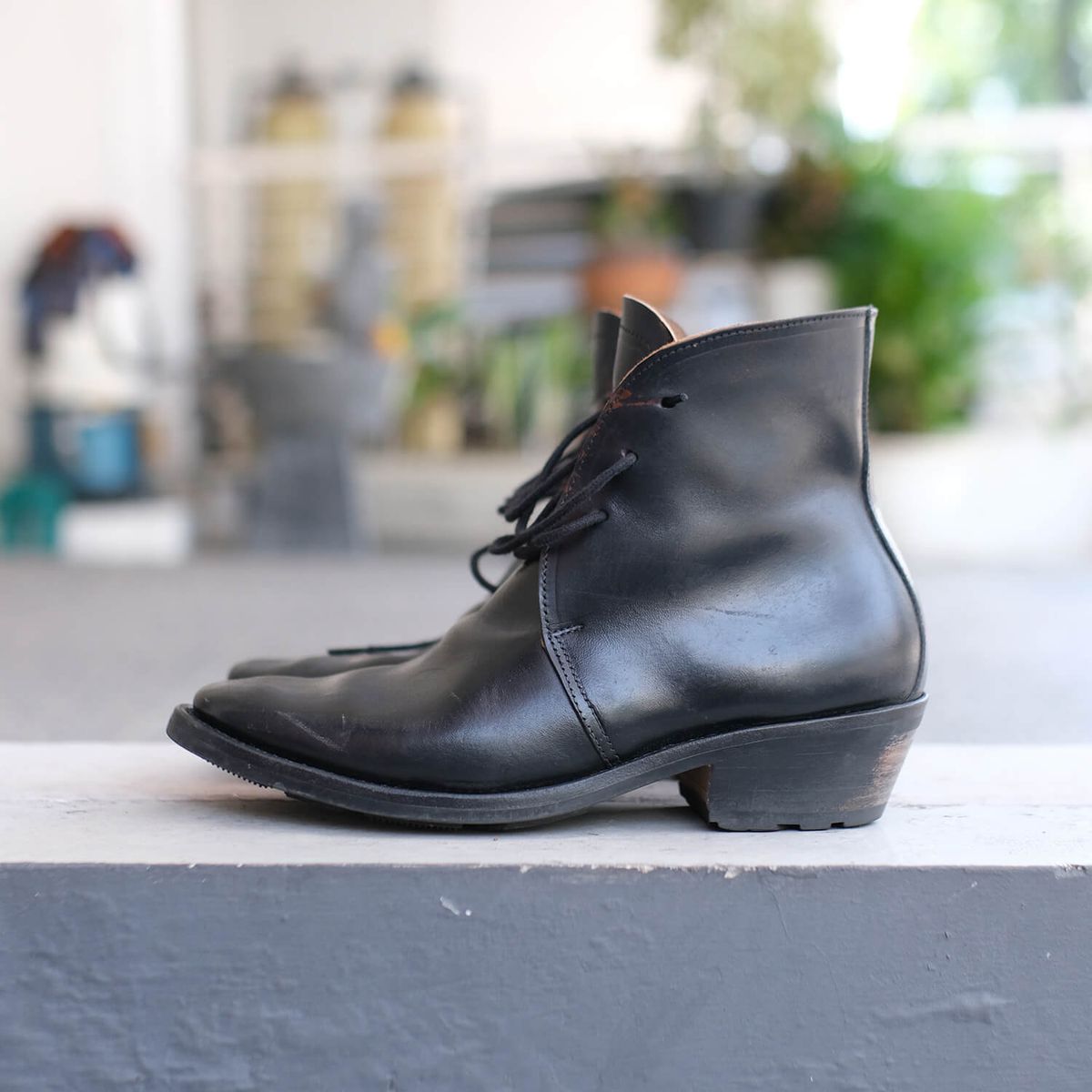 Photo by anakdenim on November 3, 2025 of the Briselblack The Desert Chukka Boots in Maryam Toscanello Horsebutt Overdyed Black.