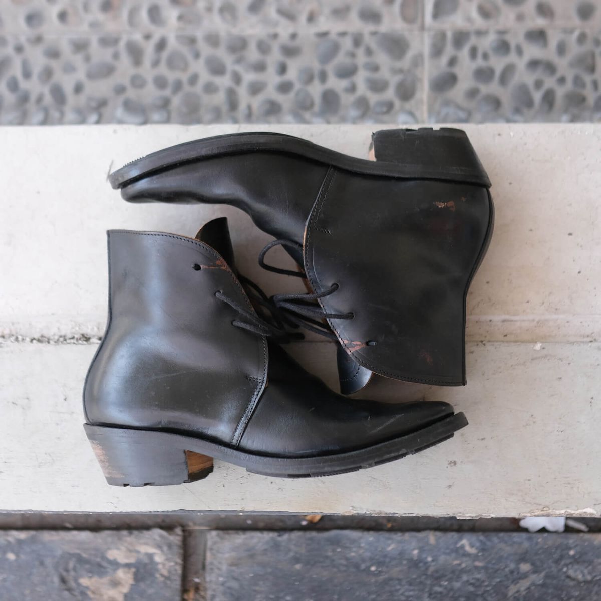 Photo by anakdenim on November 3, 2025 of the Briselblack The Desert Chukka Boots in Maryam Toscanello Horsebutt Overdyed Black.