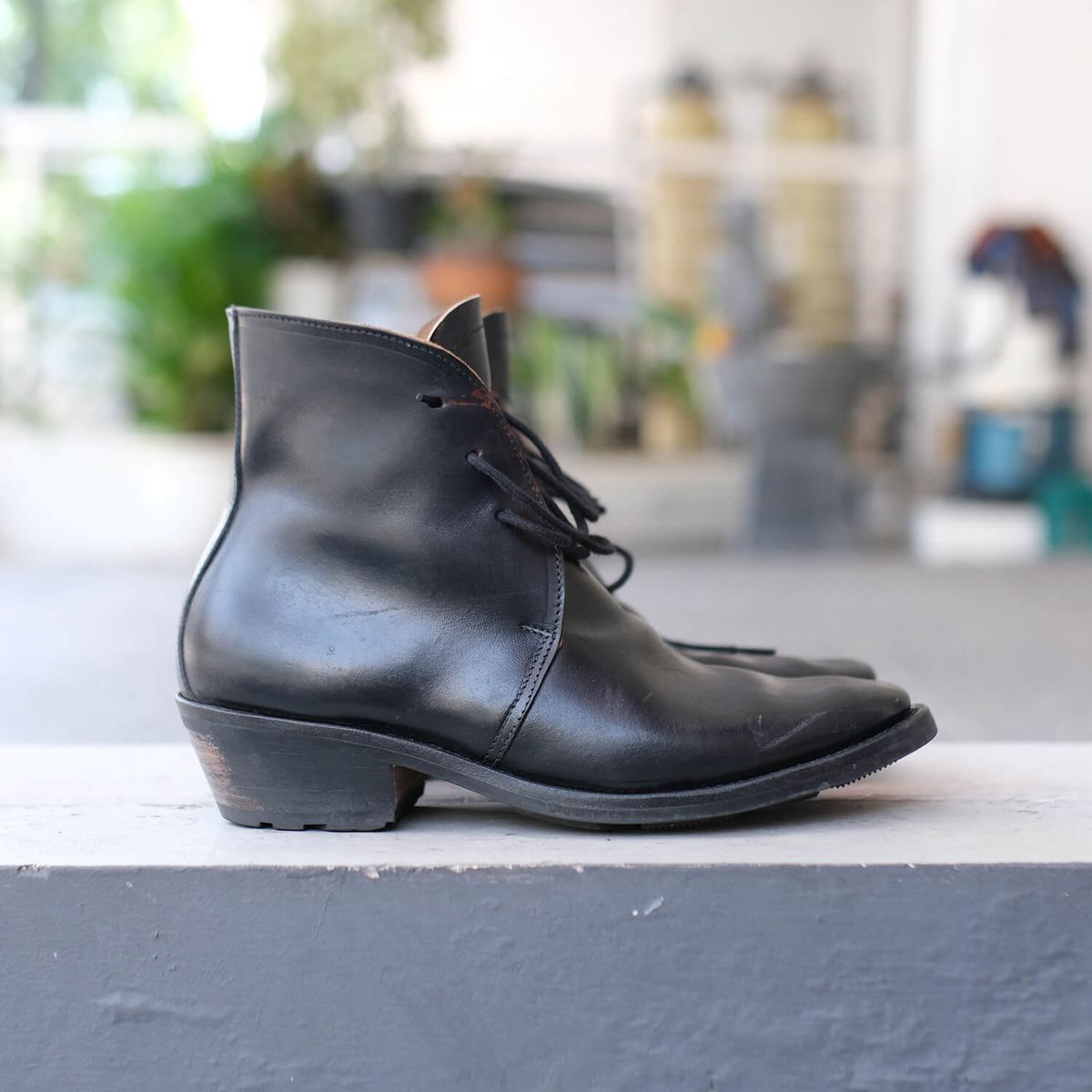 Photo by anakdenim on November 3, 2025 of the Briselblack The Desert Chukka Boots in Maryam Toscanello Horsebutt Overdyed Black.