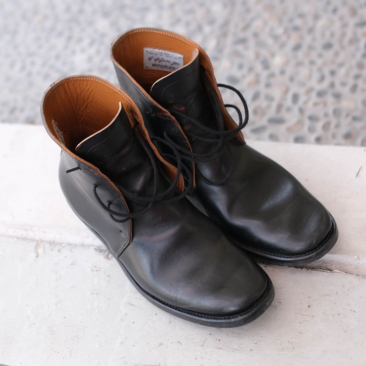 Photo by anakdenim on November 3, 2025 of the Briselblack The Desert Chukka Boots in Maryam Toscanello Horsebutt Overdyed Black.