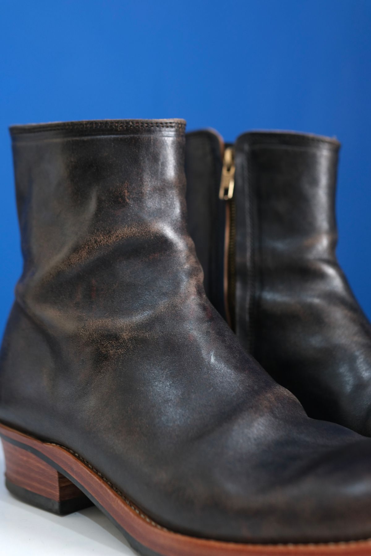 Photo by anakdenim on October 1, 2025 of the Briselblack The Stride Side Zip Boots in Maryam Natural Horsebutt Overdyed Black.