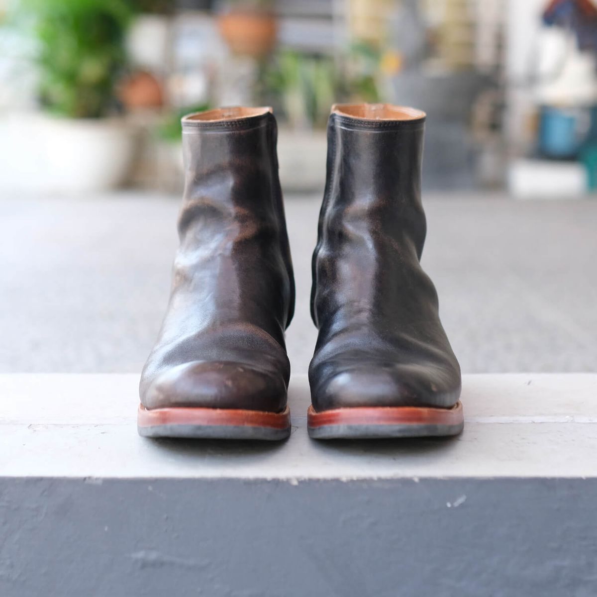 Photo by anakdenim on November 4, 2025 of the Briselblack The Stride Side Zip Boots in Maryam Natural Horsebutt Overdyed Black.