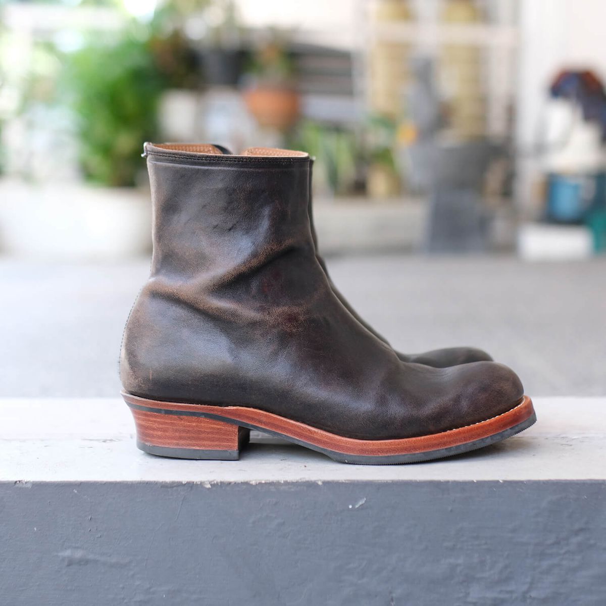 Photo by anakdenim on November 4, 2025 of the Briselblack The Stride Side Zip Boots in Maryam Natural Horsebutt Overdyed Black.