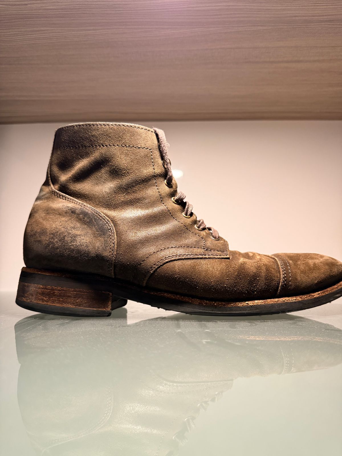 Photo by the_avid_gentleman on January 19, 2026 of the Thursday Captain in Dark Olive WeatherSafe Suede.