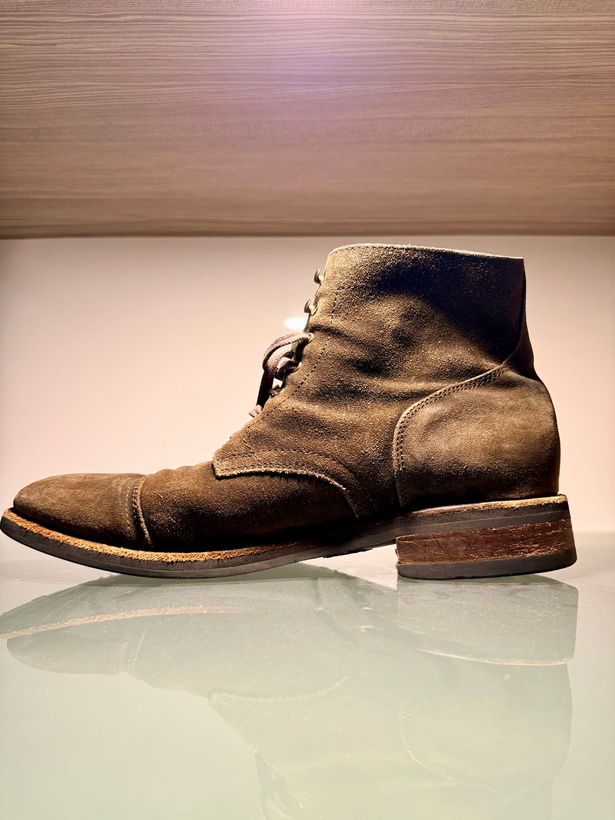 Photo by the_avid_gentleman on January 19, 2026 of the Thursday Captain in Dark Olive WeatherSafe Suede.