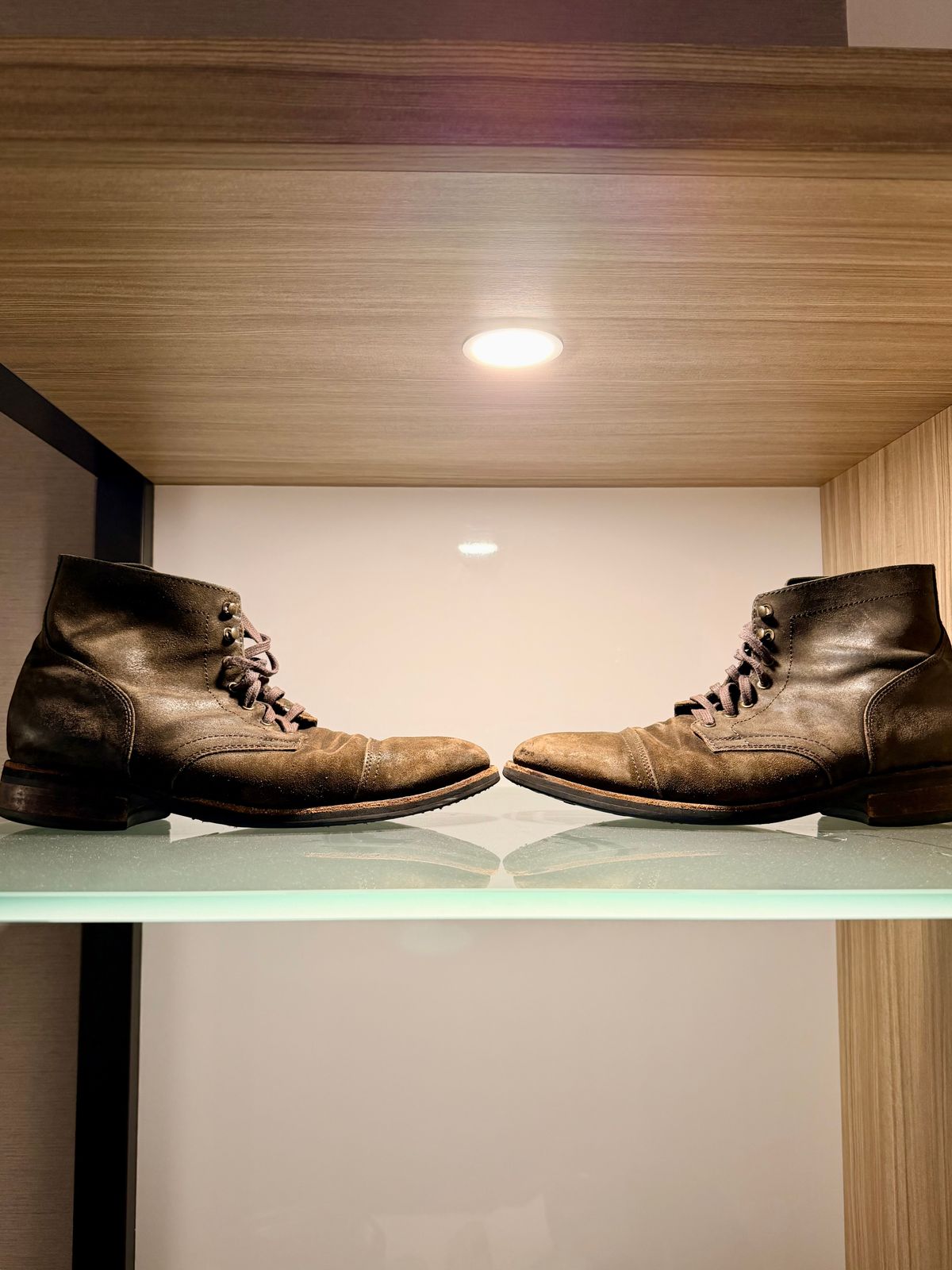 Photo by the_avid_gentleman on January 19, 2026 of the Thursday Captain in Dark Olive WeatherSafe Suede.