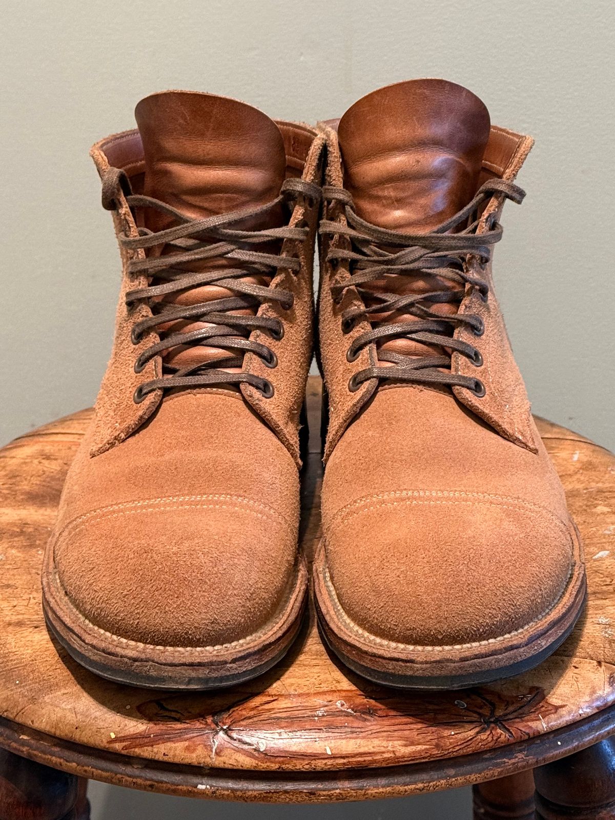 Photo by Denman_John on November 1, 2024 of the Viberg Service Boot PCT in Horween Marine Field Roughout.