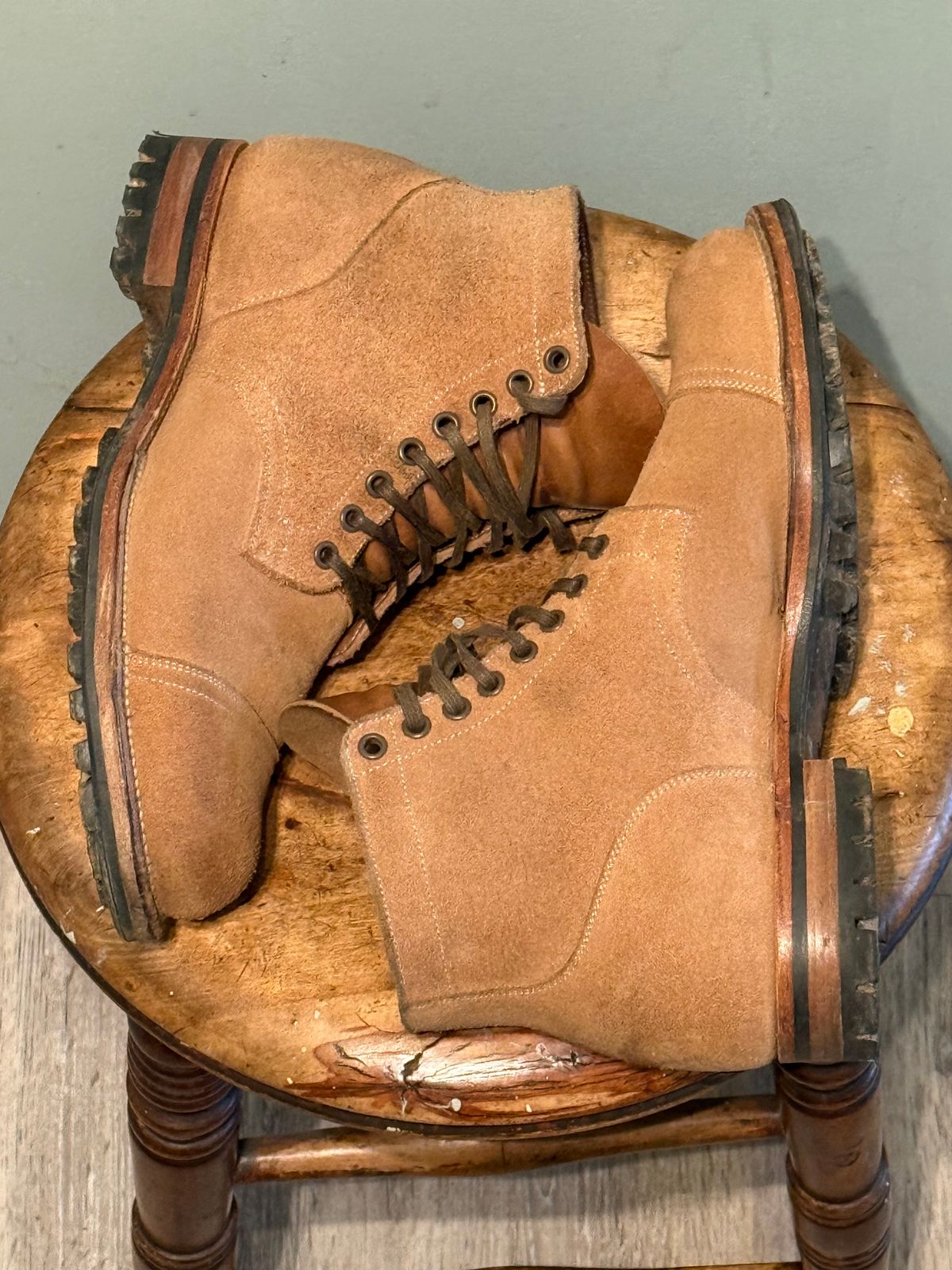 Photo by Denman_John on November 1, 2024 of the Viberg Service Boot PCT in Horween Marine Field Roughout.