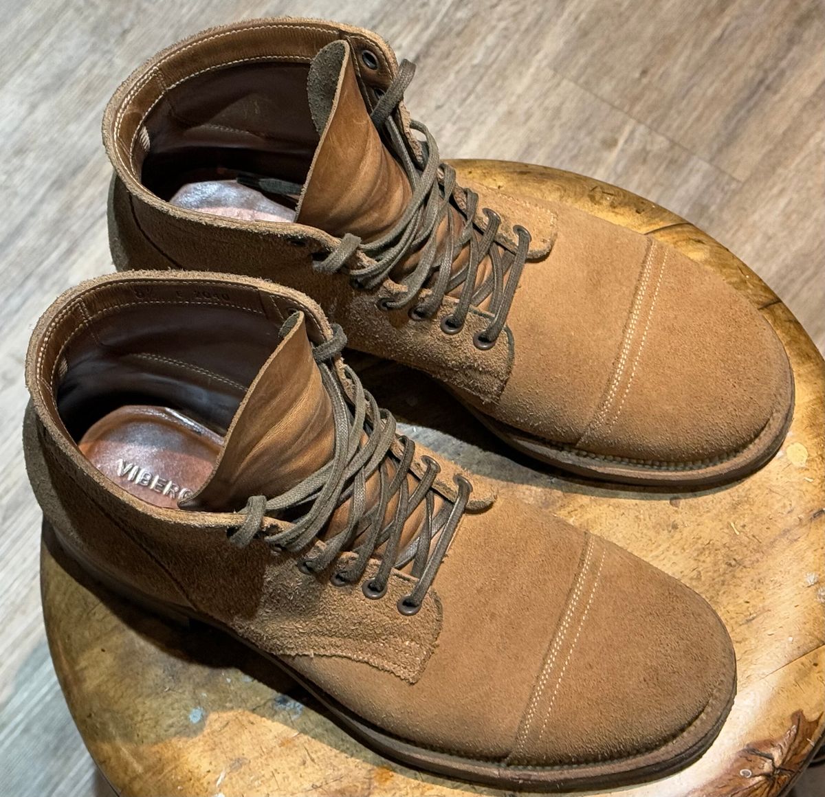 Photo by Denman_John on December 2, 2024 of the Viberg Service Boot PCT in Horween Marine Field Roughout.