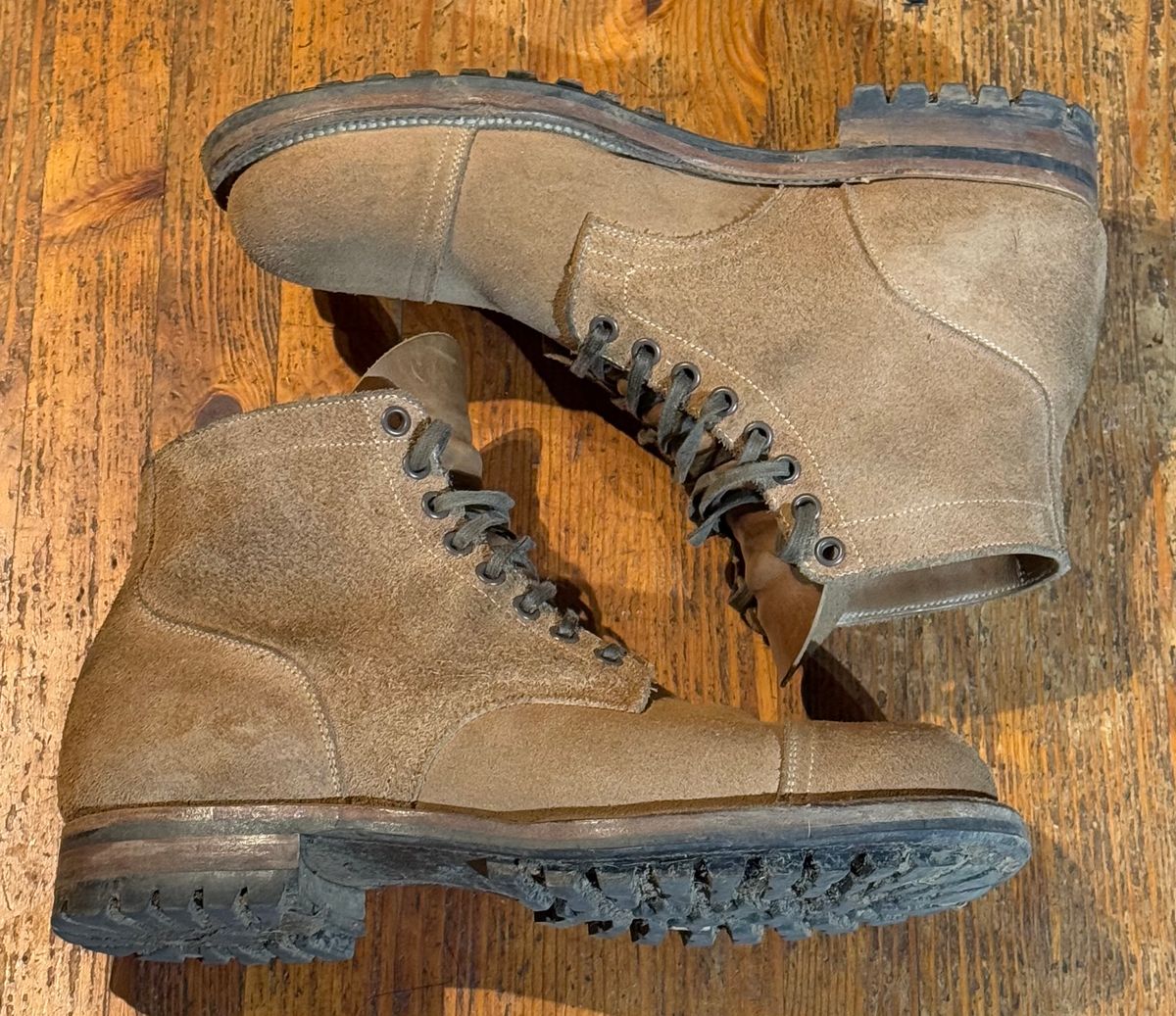 Photo by Denman_John on December 2, 2024 of the Viberg Service Boot PCT in Horween Marine Field Roughout.