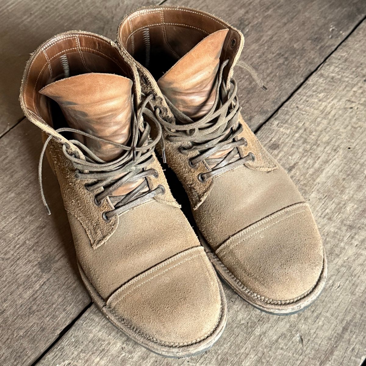 Photo by Denman_John on December 23, 2024 of the Viberg Service Boot PCT in Horween Marine Field Roughout.