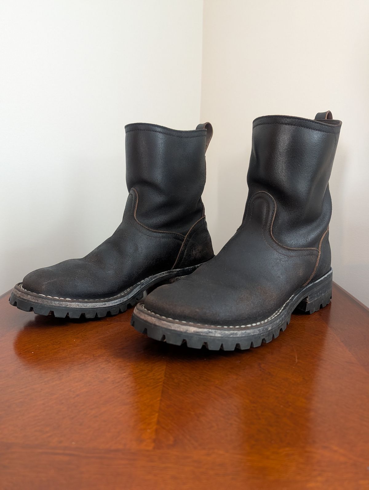 Photo by proof.in.whisky on January 1, 2026 of the Nicks Wellington in Horween Black Waxed Flesh.