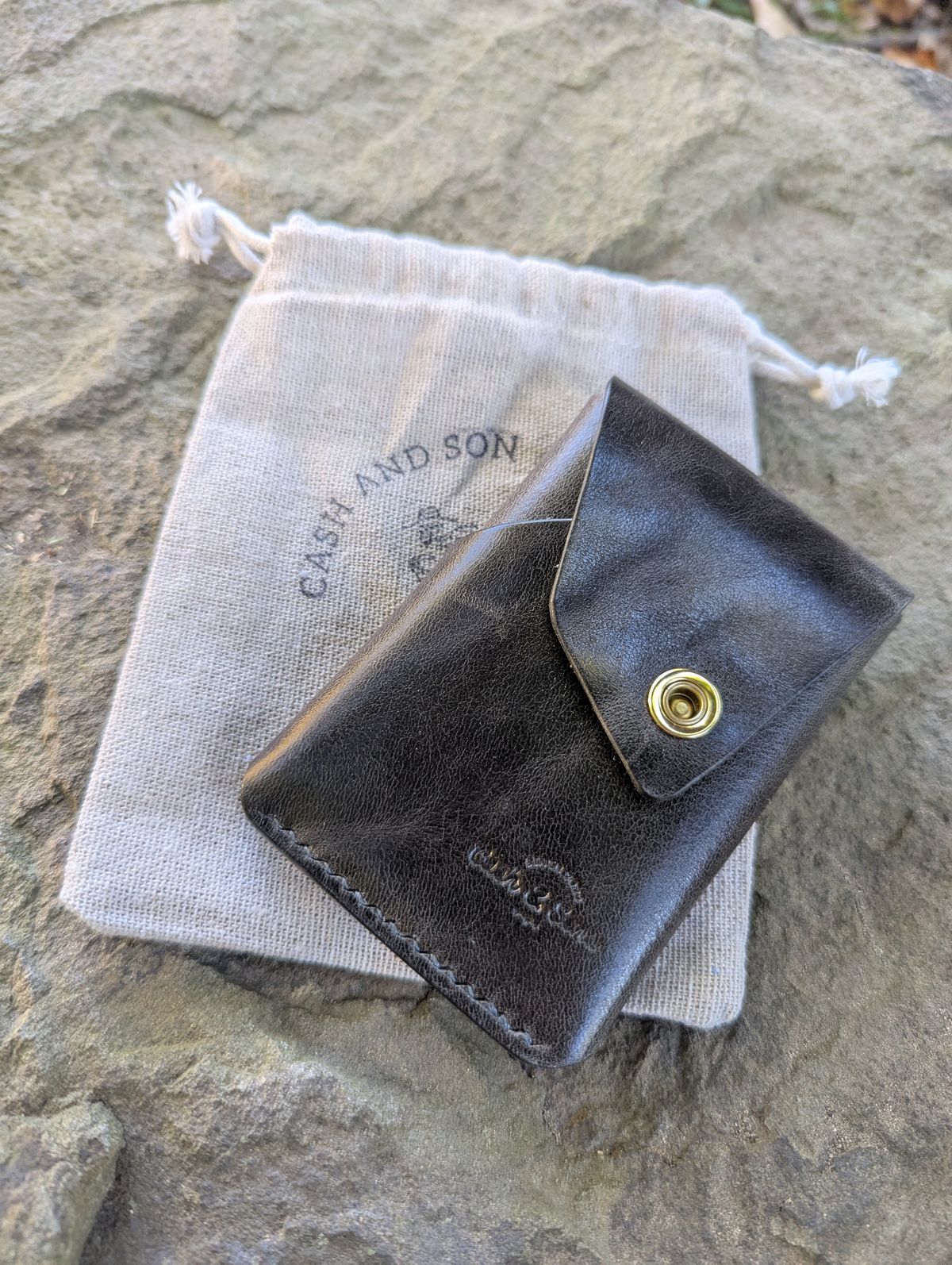 Photo by proof.in.whisky on September 20, 2025 of the Cash And Son Leather Goods River in Maryam Graphite TPR Horsebutt.