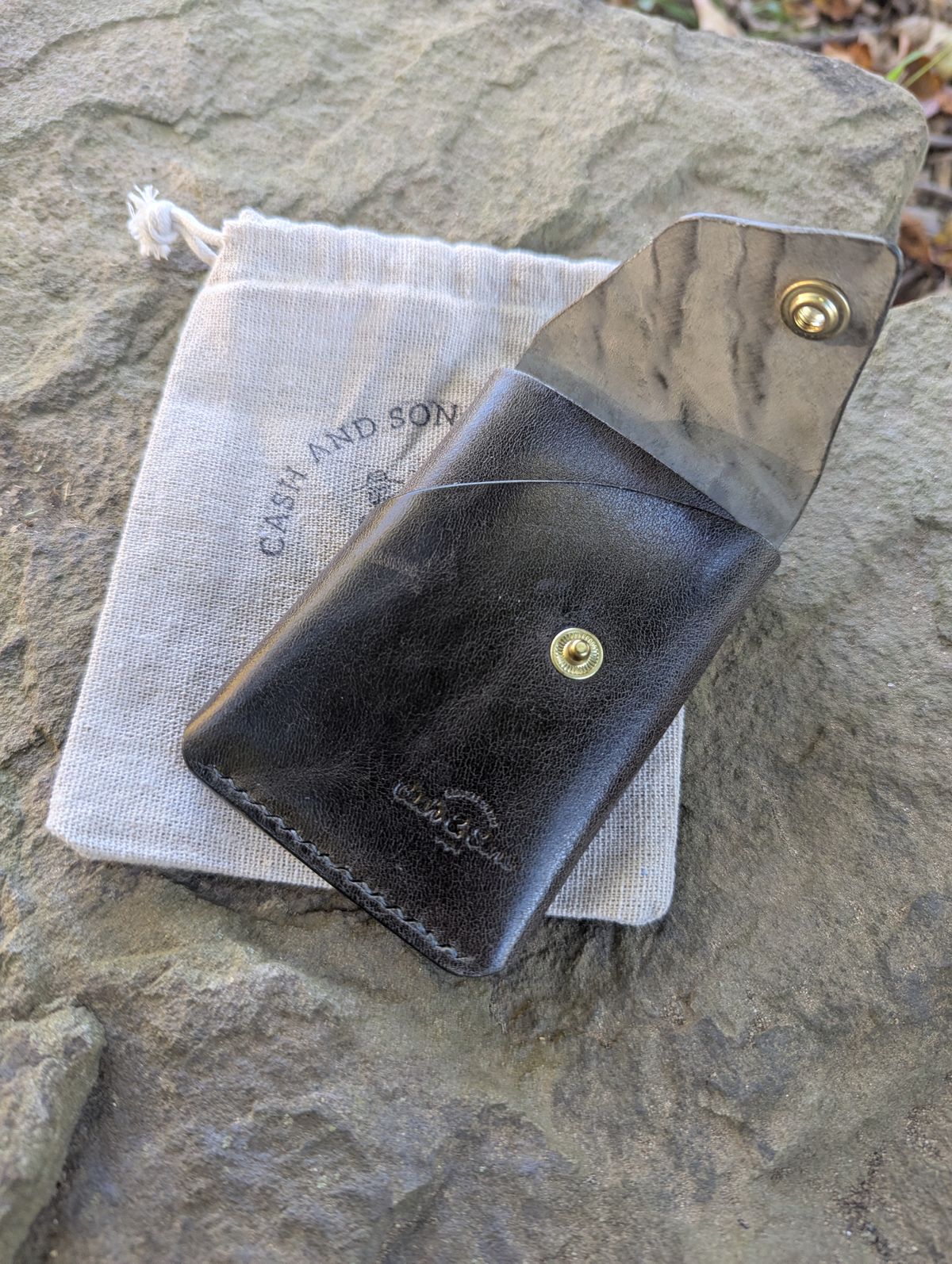Photo by proof.in.whisky on September 20, 2025 of the Cash And Son Leather Goods River in Maryam Graphite TPR Horsebutt.