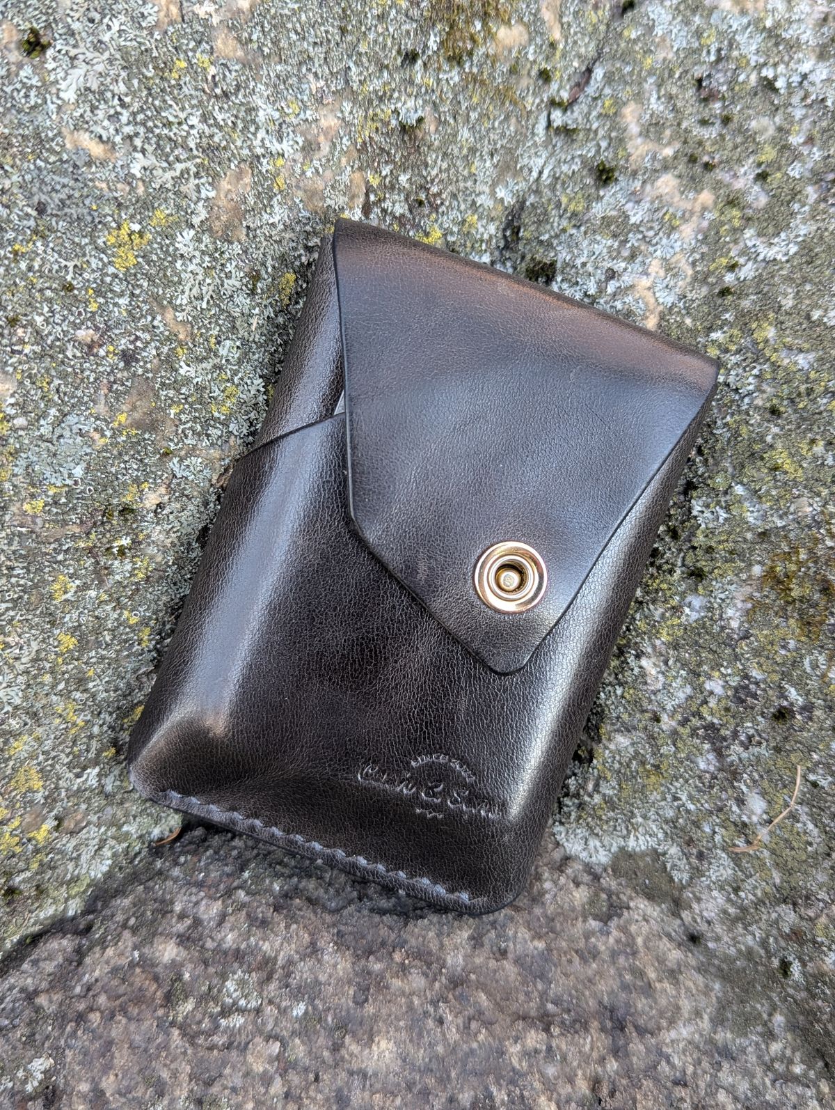 Photo by proof.in.whisky on November 1, 2025 of the Cash And Son Leather Goods River in Maryam Graphite TPR Horsebutt.