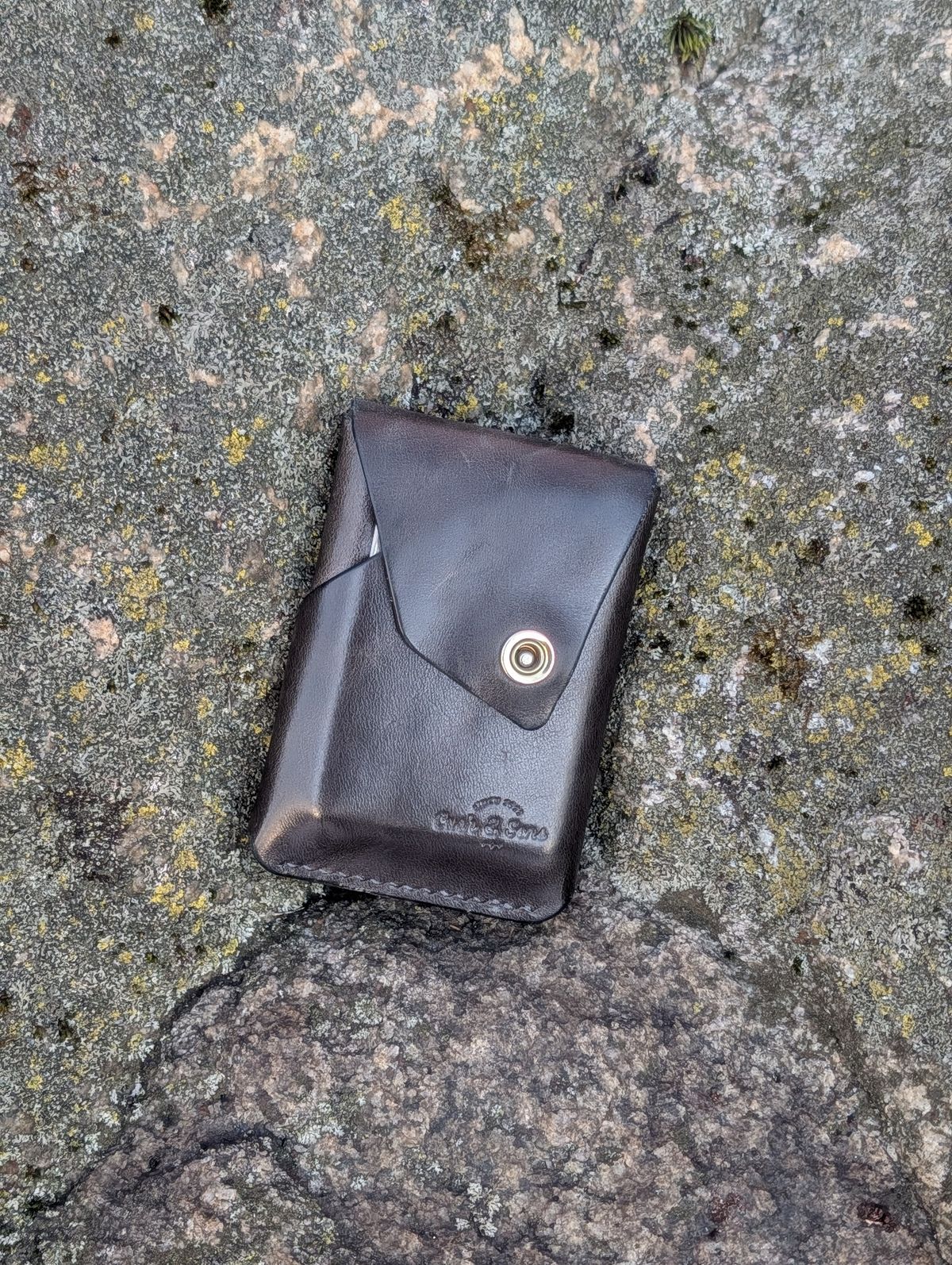 Photo by proof.in.whisky on January 3, 2026 of the Cash And Son Leather Goods River in Maryam Graphite TPR Horsebutt.