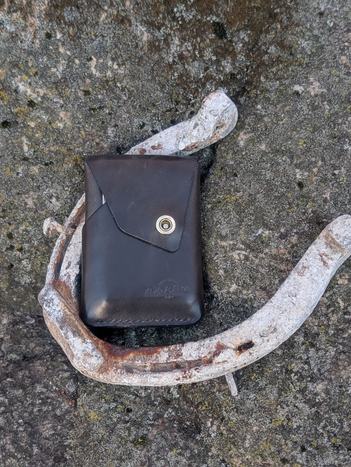 Photo by proof.in.whisky on January 3, 2026 of the Cash And Son Leather Goods River in Maryam Graphite TPR Horsebutt.