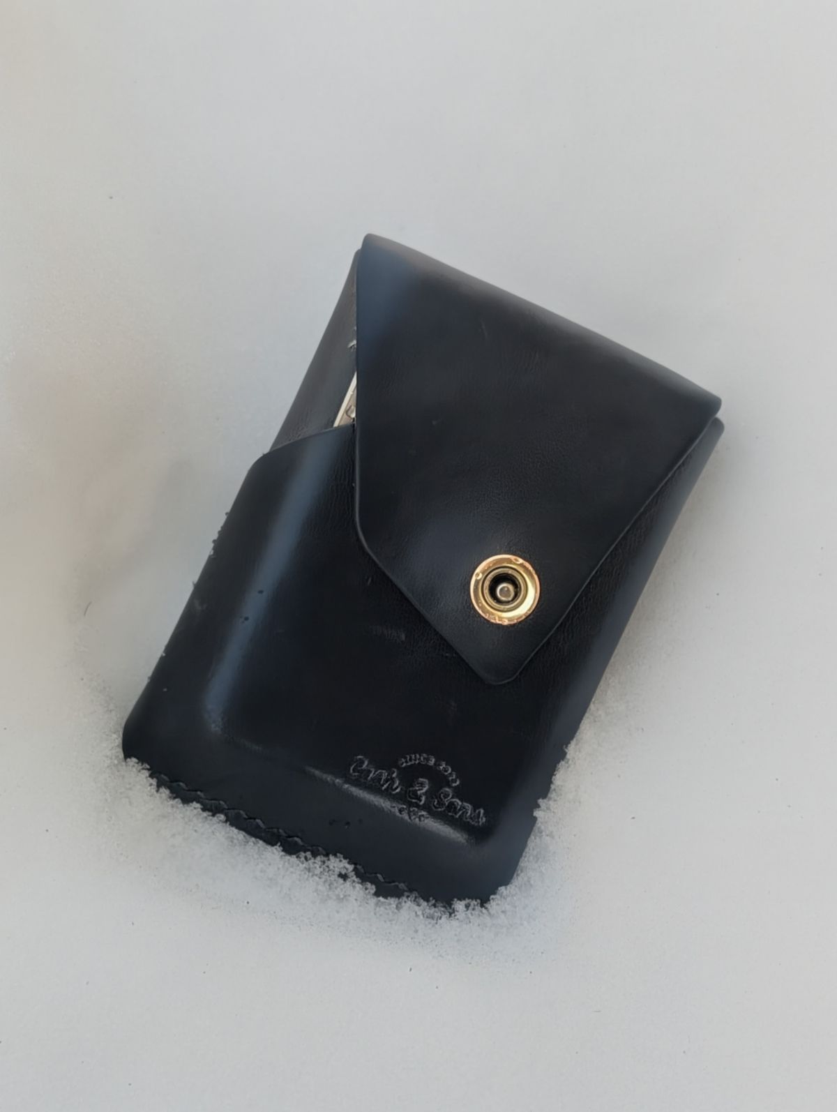 Photo by proof.in.whisky on February 1, 2026 of the Cash And Son Leather Goods River in Maryam Graphite TPR Horsebutt.