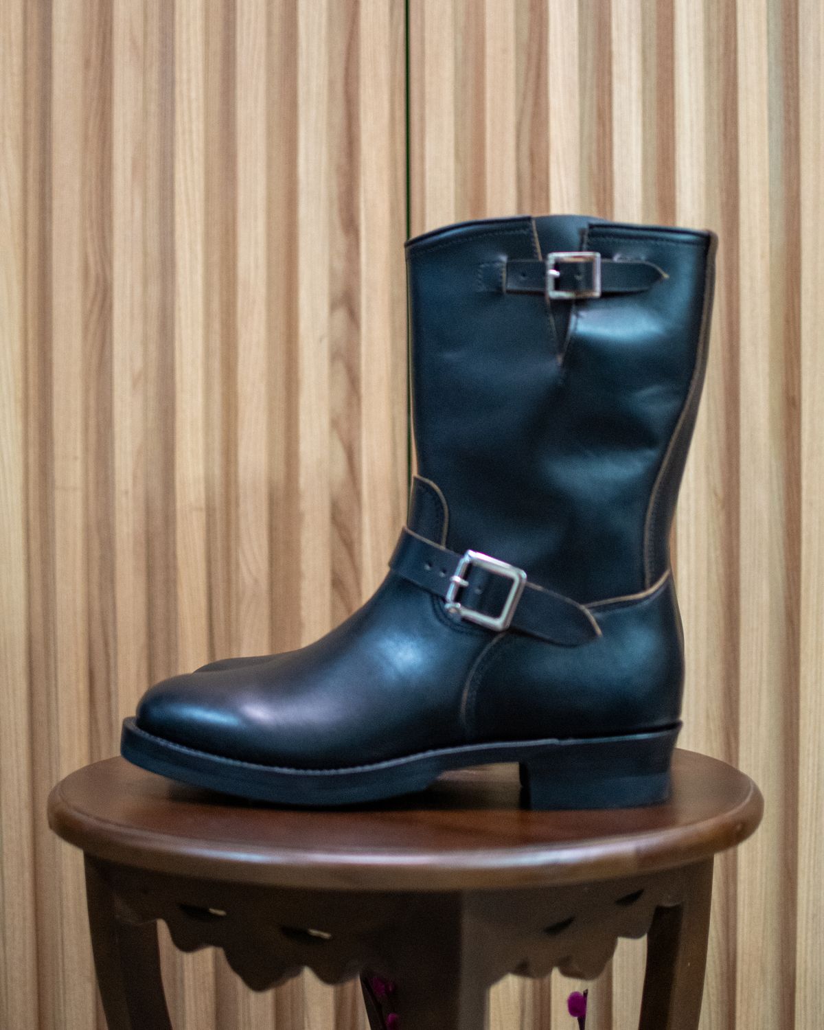 Photo by crazyfredflinstone on December 17, 2024 of the crush on retro 501 engineer boots in HUE black teacore leather.