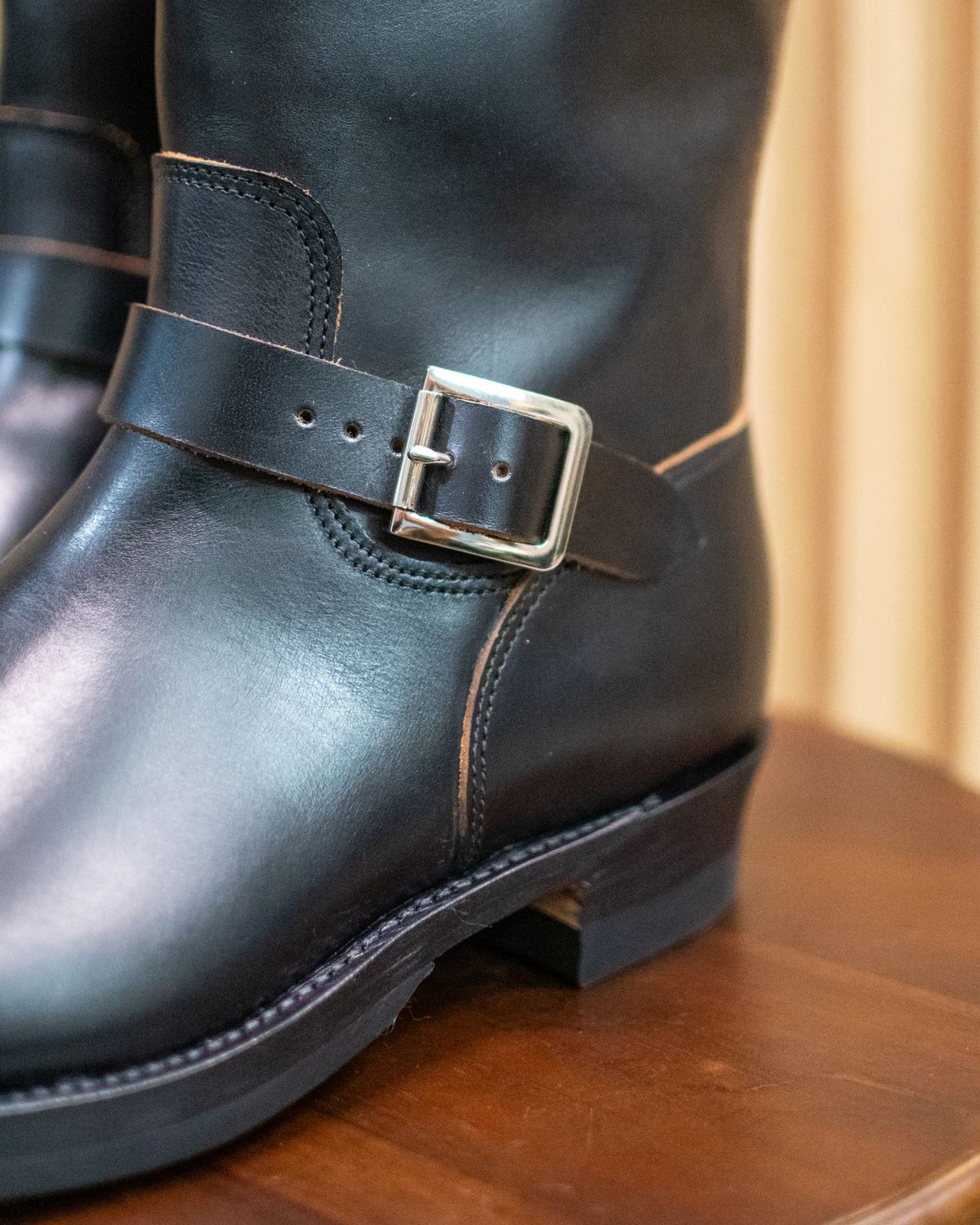 Photo by crazyfredflinstone on December 17, 2024 of the crush on retro 501 engineer boots in HUE black teacore leather.