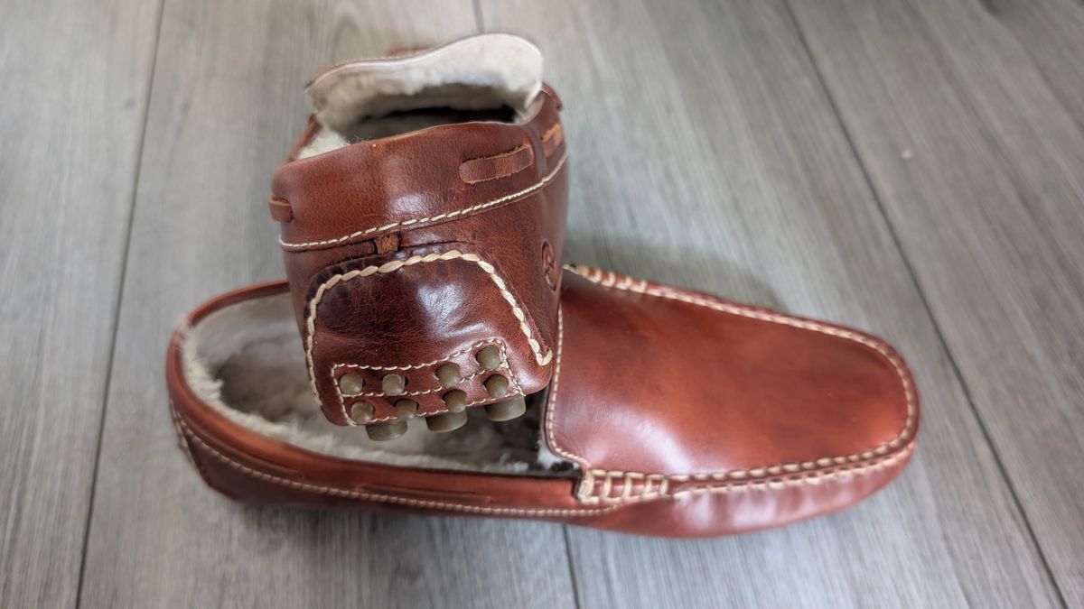 Photo by Yakkboot73 on August 24, 2025 of the Orcabay MOHAWK II Men's Saddle Real Sheep Fleece Lined Slippers in Saddle Leather.