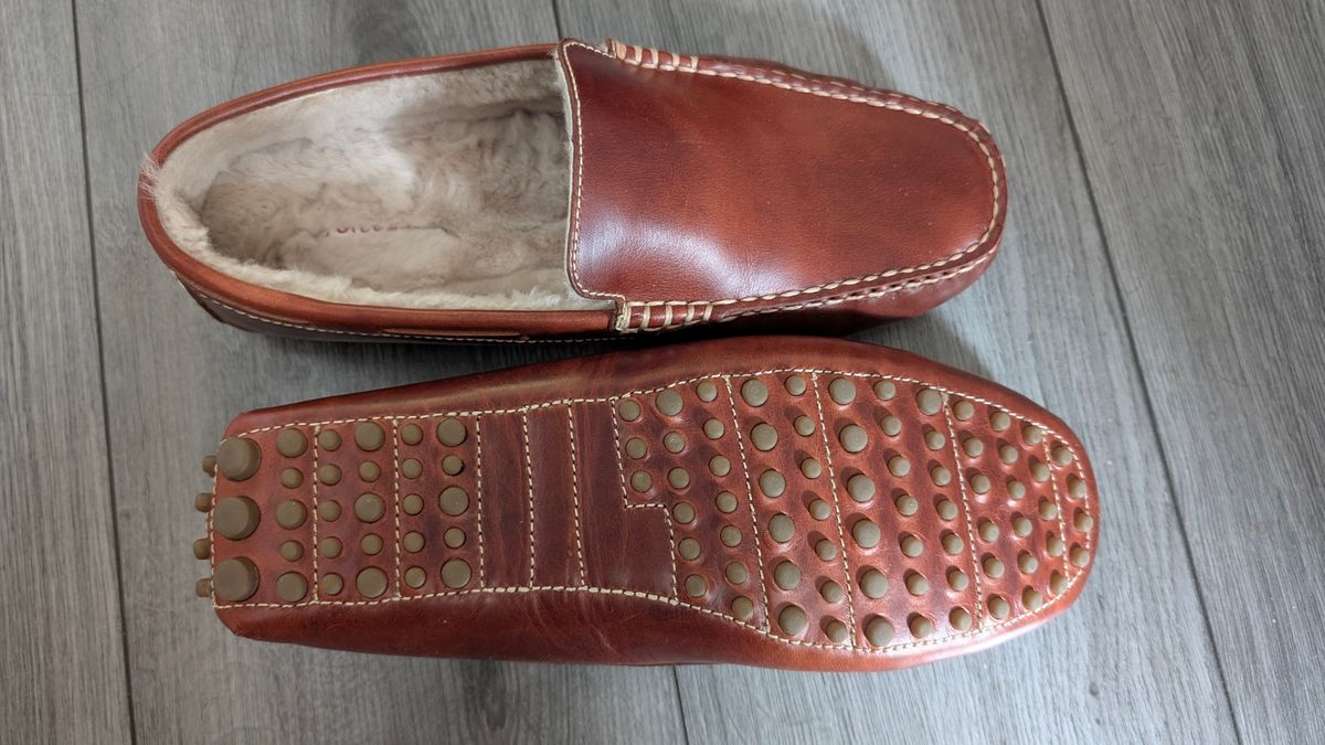 Photo by Yakkboot73 on August 24, 2025 of the Orcabay MOHAWK II Men's Saddle Real Sheep Fleece Lined Slippers in Saddle Leather.
