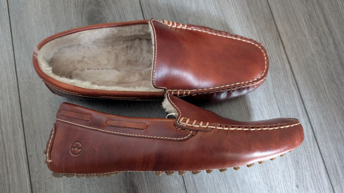 Photo by Yakkboot73 on August 24, 2025 of the Orcabay MOHAWK II Men's Saddle Real Sheep Fleece Lined Slippers in Saddle Leather.