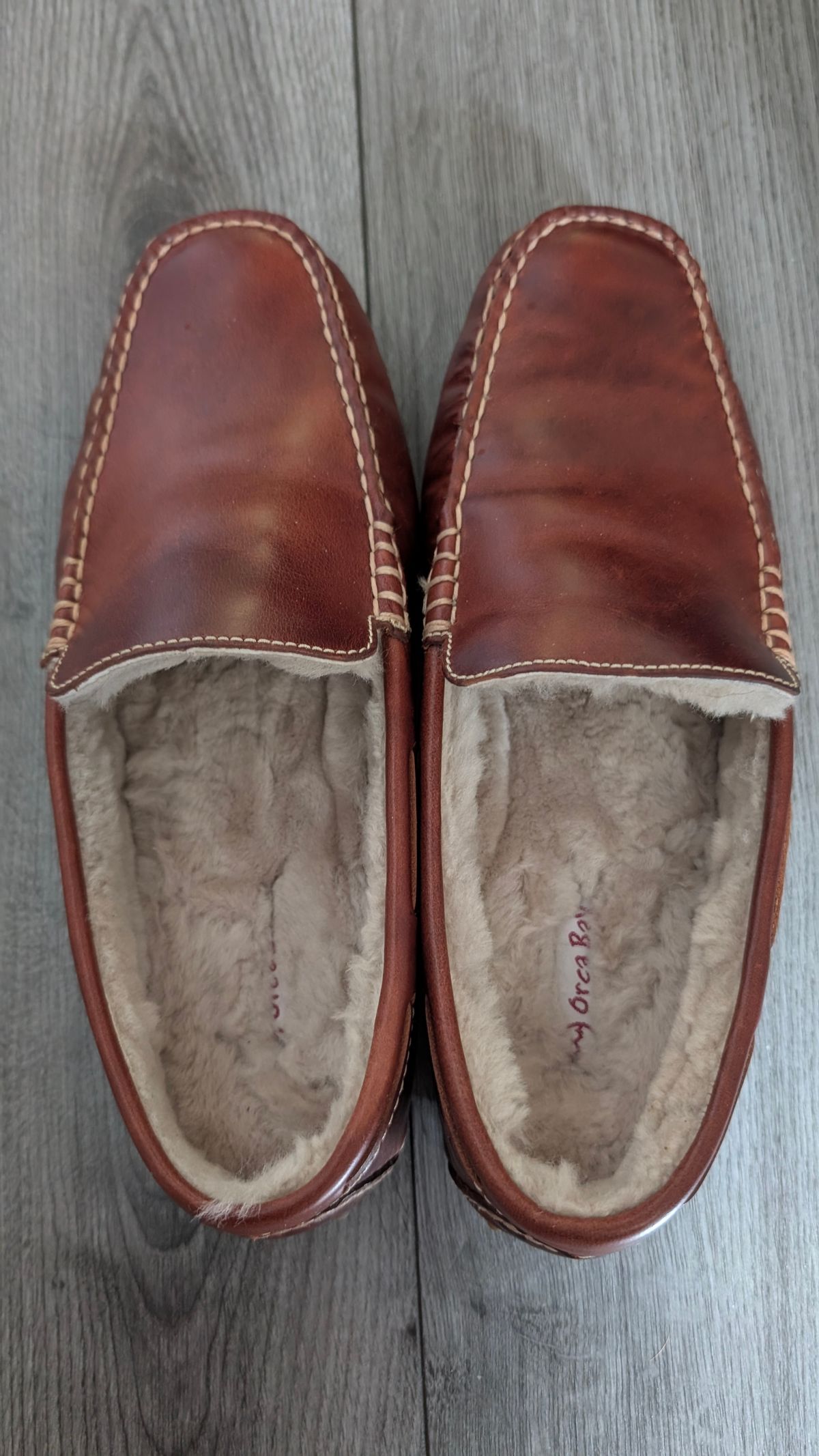 Photo by Yakkboot73 on August 24, 2025 of the Orcabay MOHAWK II Men's Saddle Real Sheep Fleece Lined Slippers in Saddle Leather.