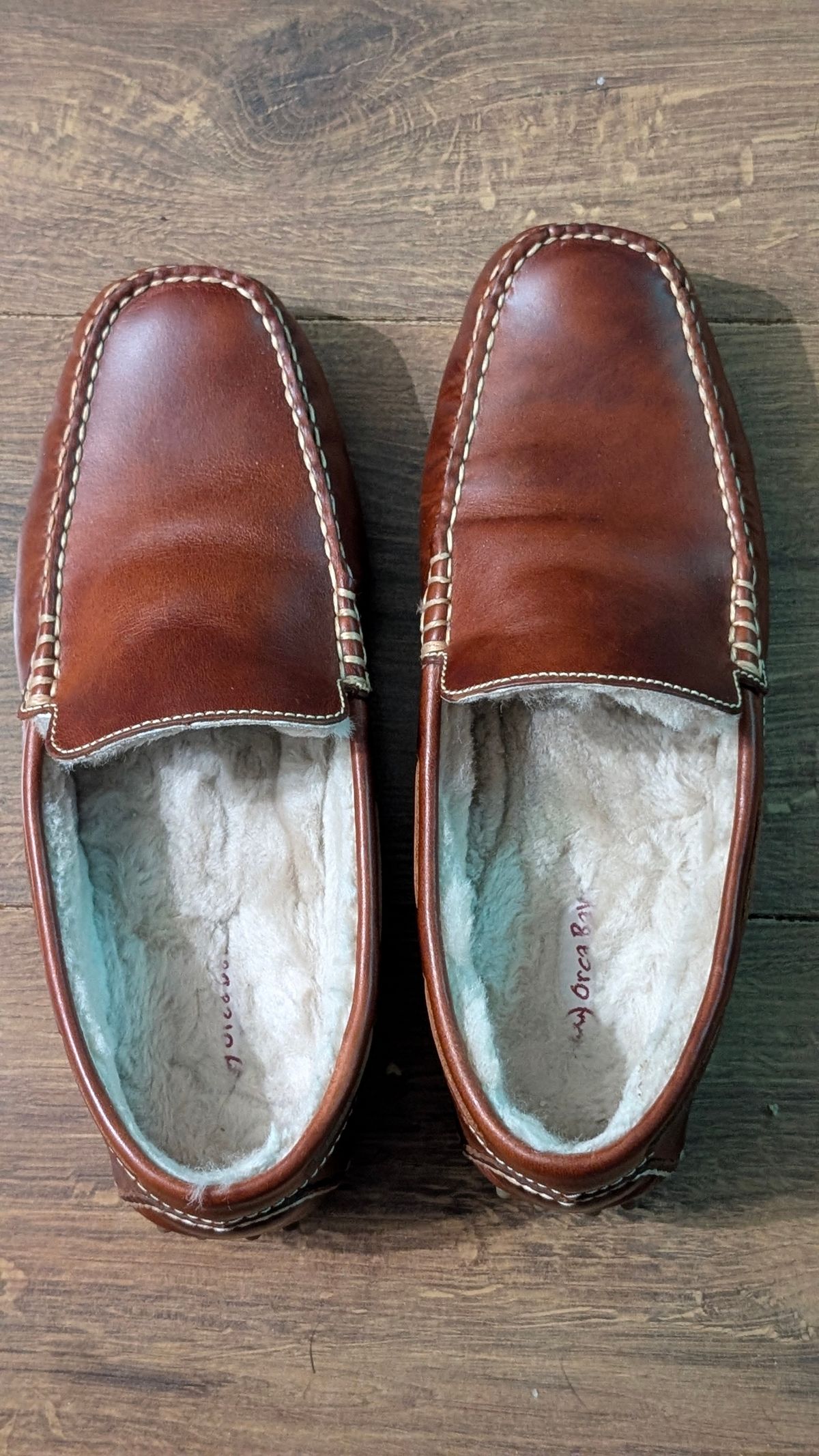 Photo by Yakkboot73 on August 29, 2025 of the Orcabay MOHAWK II Men's Saddle Real Sheep Fleece Lined Slippers in Saddle Leather.