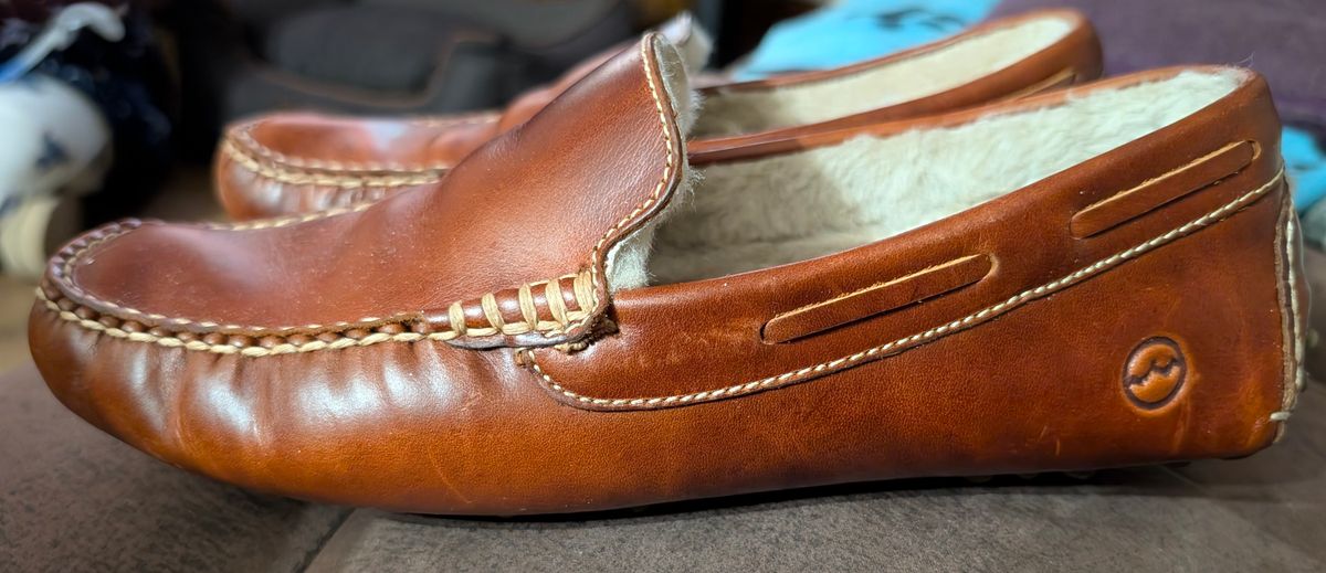 Photo by Yakkboot73 on September 9, 2025 of the Orcabay MOHAWK II Men's Saddle Real Sheep Fleece Lined Slippers in Saddle Leather.