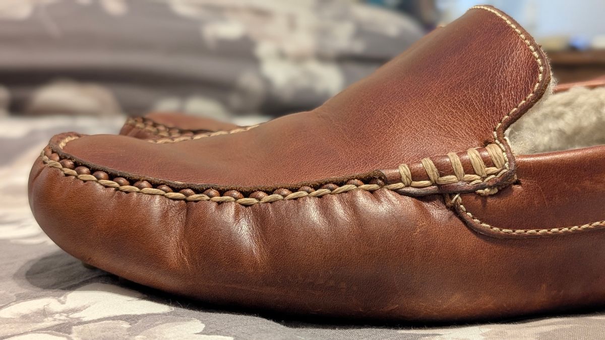 Photo by Yakkboot73 on October 7, 2025 of the Orcabay MOHAWK II Men's Saddle Real Sheep Fleece Lined Slippers in Saddle Leather.