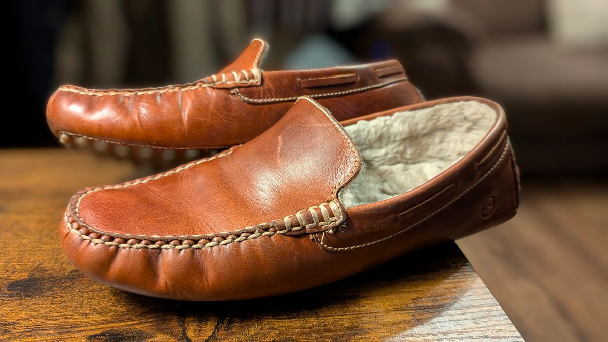 Photo by Yakkboot73 on January 29, 2026 of the Orcabay MOHAWK II Men's Saddle Real Sheep Fleece Lined Slippers in Saddle Leather.