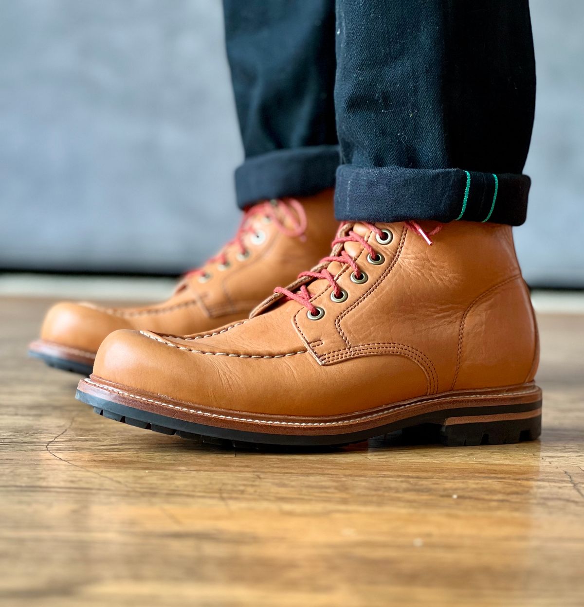 Photo by patinatimes on February 12, 2023 of the Grant Stone Brass Boot in Horween Tan Essex.