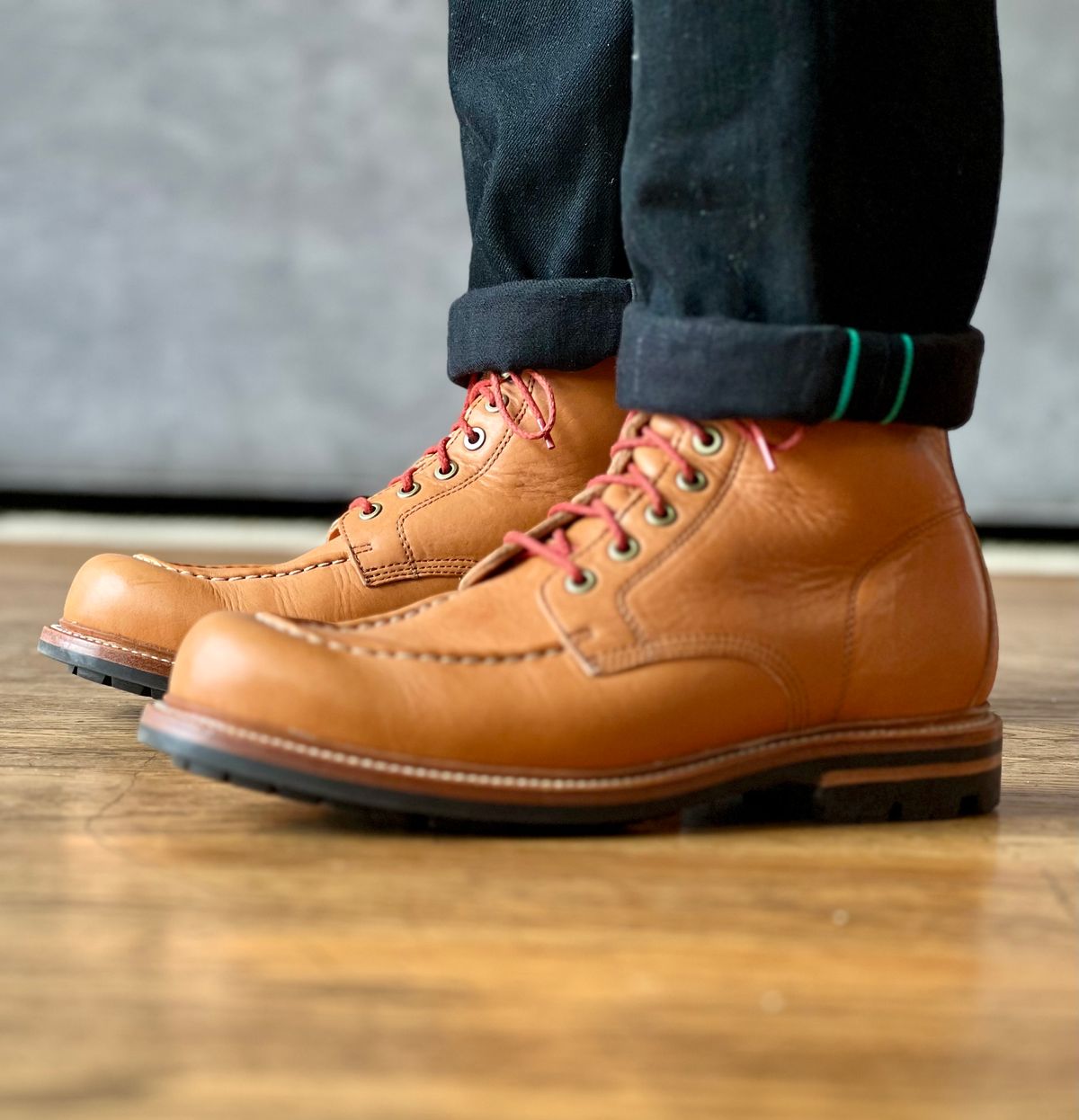 Photo by patinatimes on February 12, 2023 of the Grant Stone Brass Boot in Horween Tan Essex.