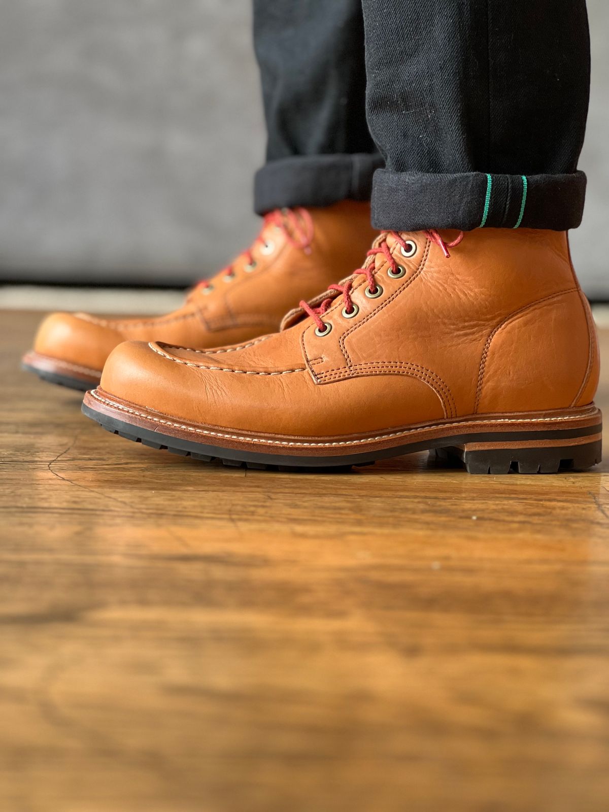 Photo by patinatimes on February 12, 2023 of the Grant Stone Brass Boot in Horween Tan Essex.