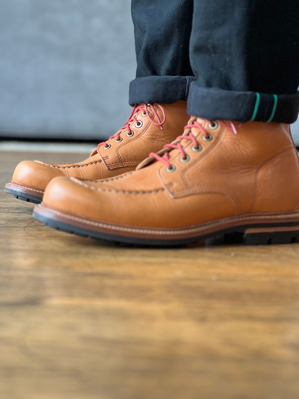 Photo by patinatimes on February 12, 2023 of the Grant Stone Brass Boot in Horween Tan Essex.