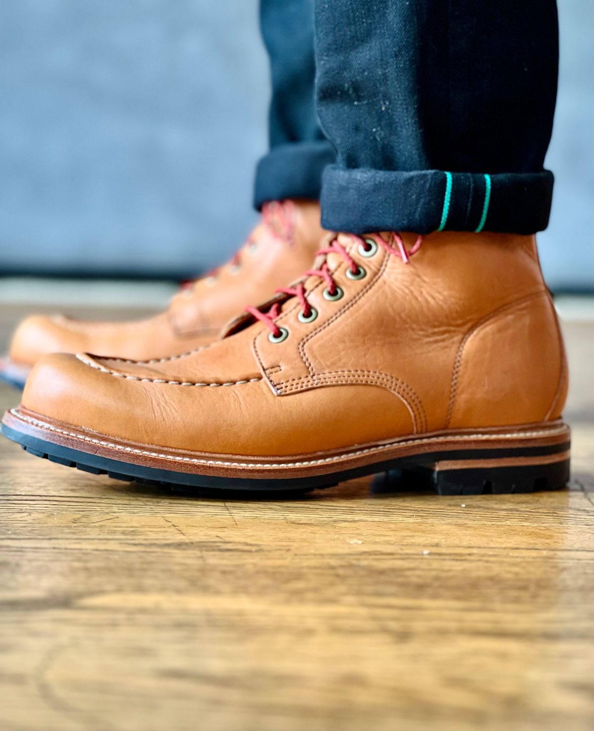 Photo by patinatimes on February 12, 2023 of the Grant Stone Brass Boot in Horween Tan Essex.