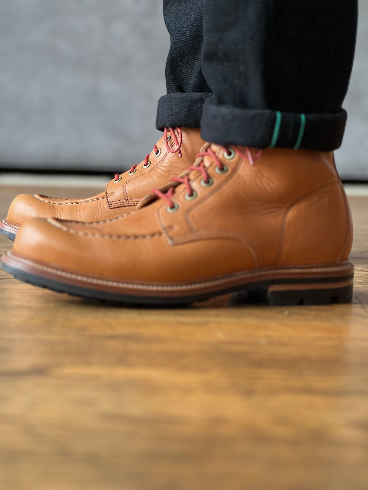 Photo by patinatimes on February 12, 2023 of the Grant Stone Brass Boot in Horween Tan Essex.