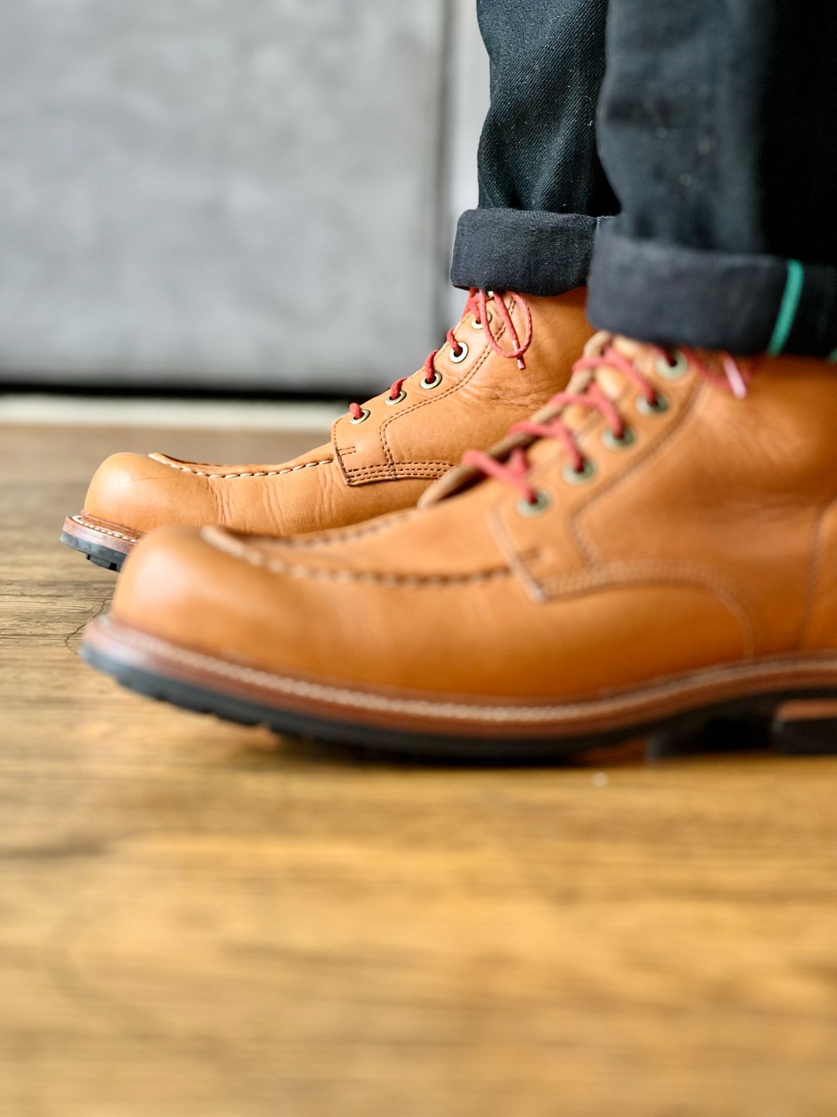 Photo by patinatimes on February 12, 2023 of the Grant Stone Brass Boot in Horween Tan Essex.
