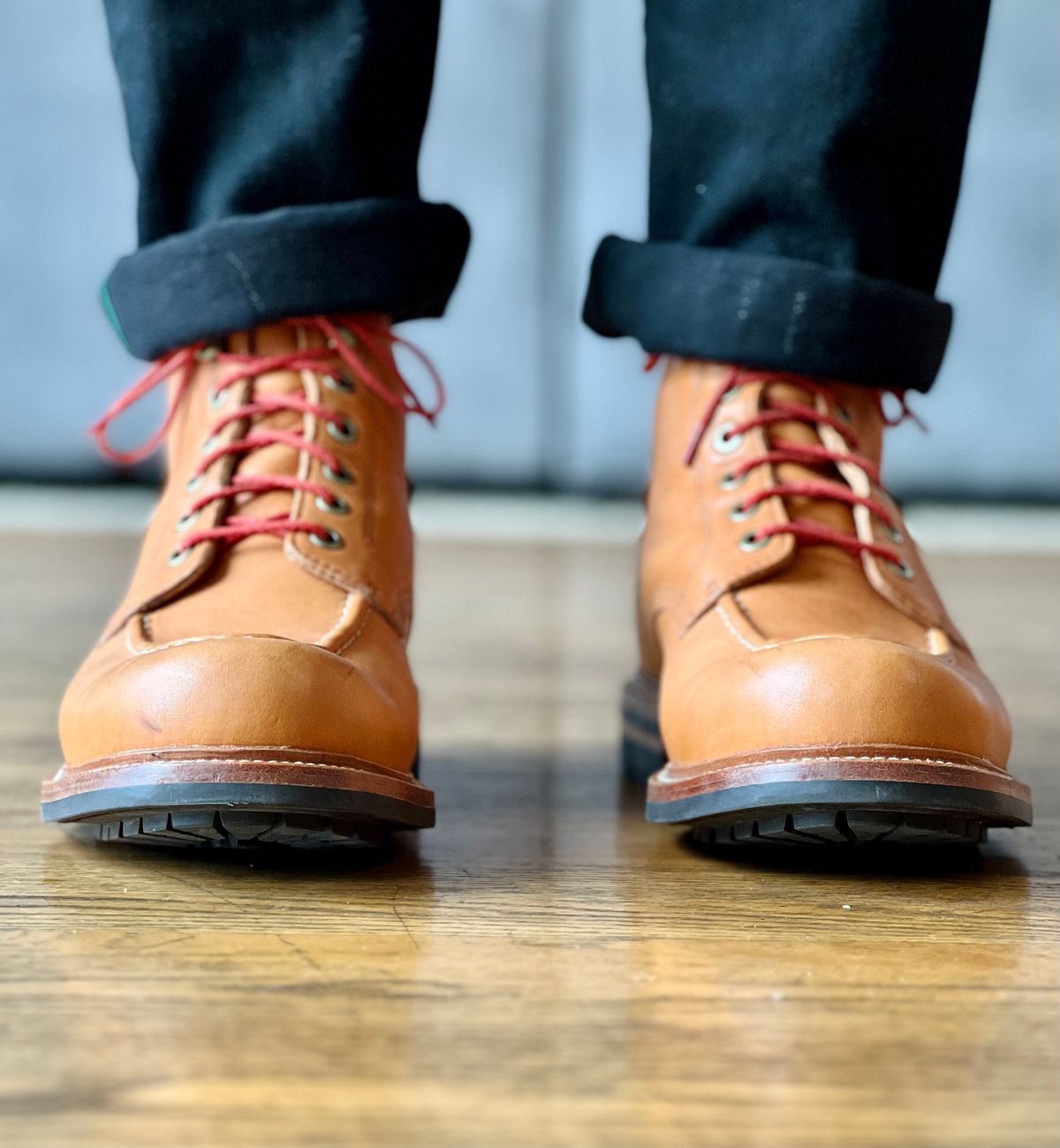 Photo by patinatimes on February 12, 2023 of the Grant Stone Brass Boot in Horween Tan Essex.