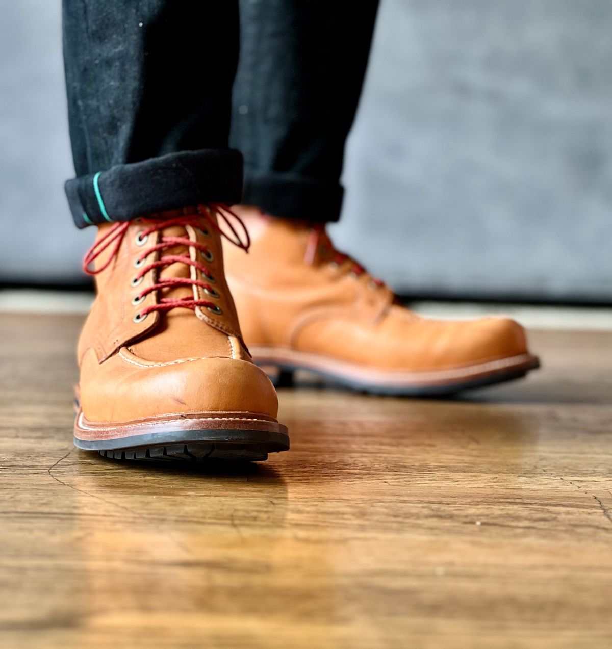 Photo by patinatimes on February 12, 2023 of the Grant Stone Brass Boot in Horween Tan Essex.