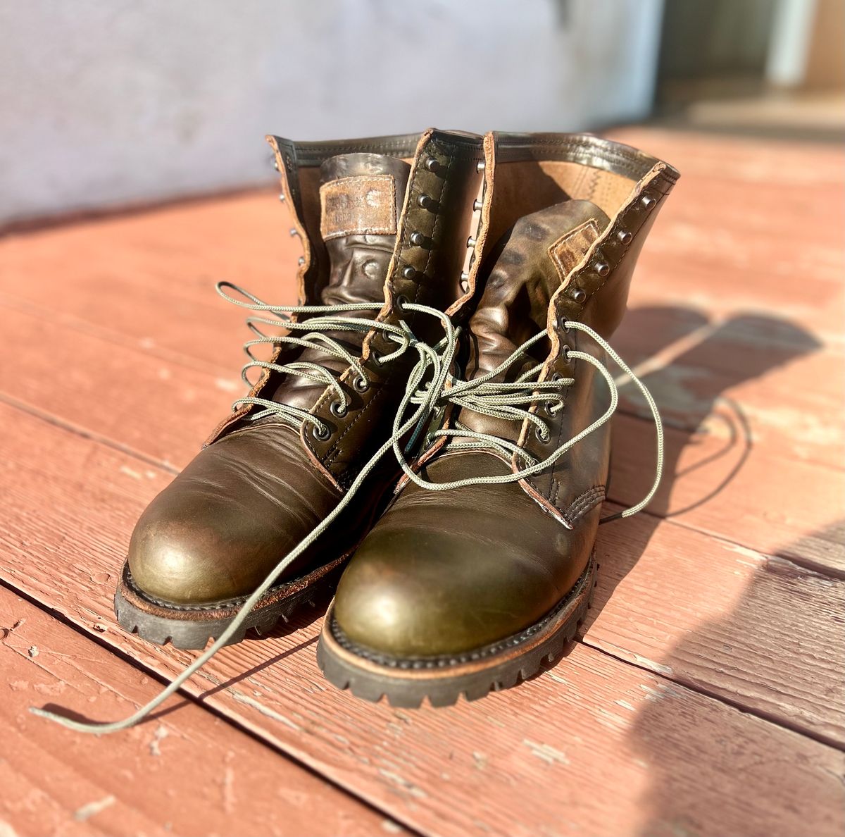 Photo by patinatimes on July 13, 2023 of the Thorogood Tomahawk in Horween Olive Chromexcel.