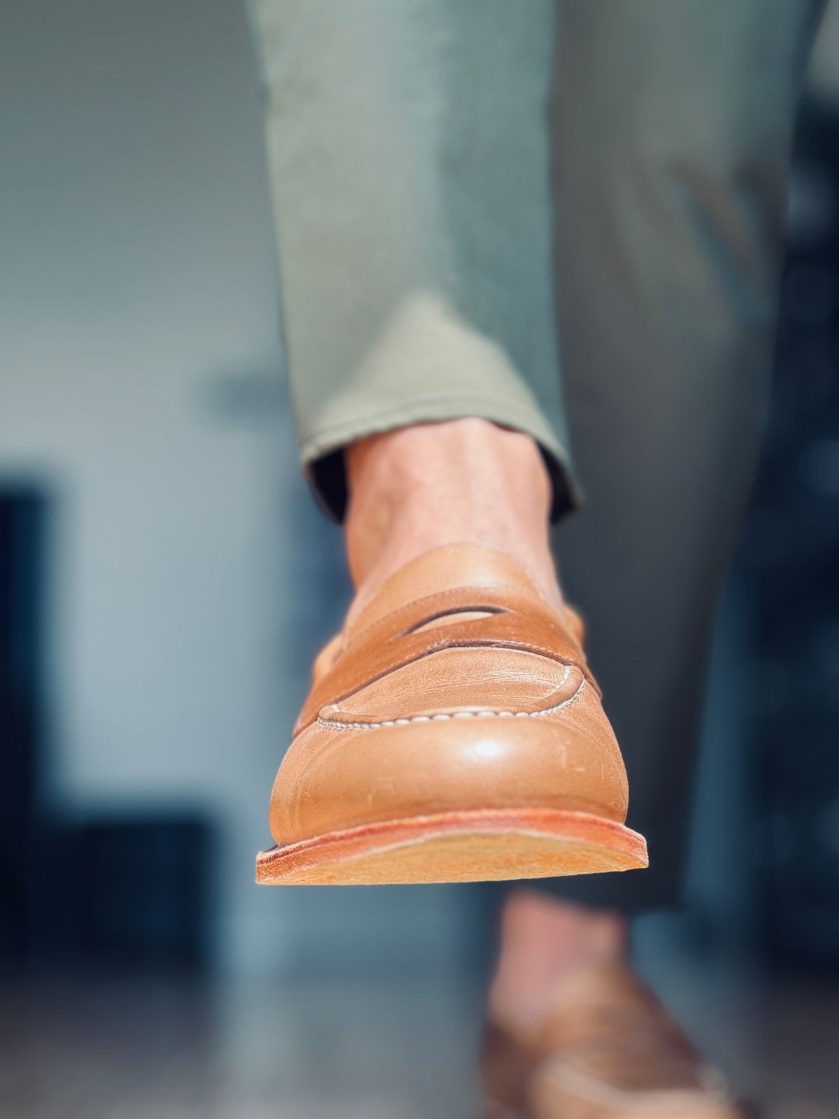 Photo by patinatimes on June 17, 2024 of the Grant Stone Traveler Penny in Horween Natural Chromexcel.