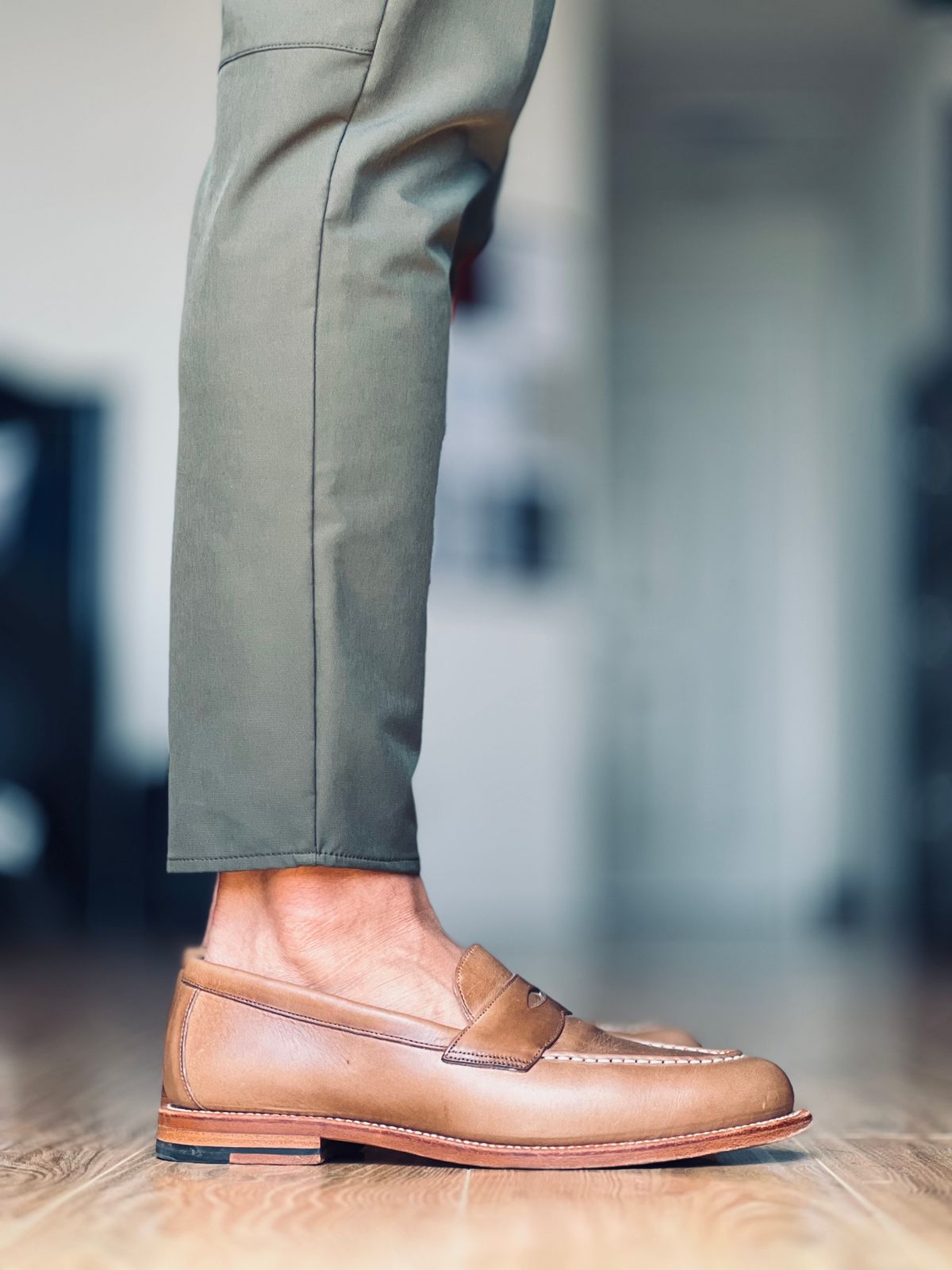 Photo by patinatimes on June 17, 2024 of the Grant Stone Traveler Penny in Horween Natural Chromexcel.