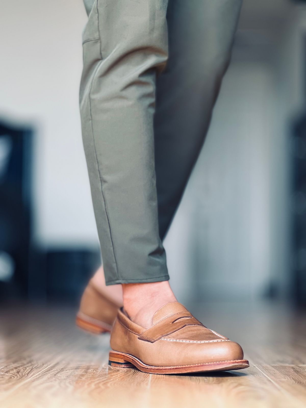 Photo by patinatimes on June 17, 2024 of the Grant Stone Traveler Penny in Horween Natural Chromexcel.