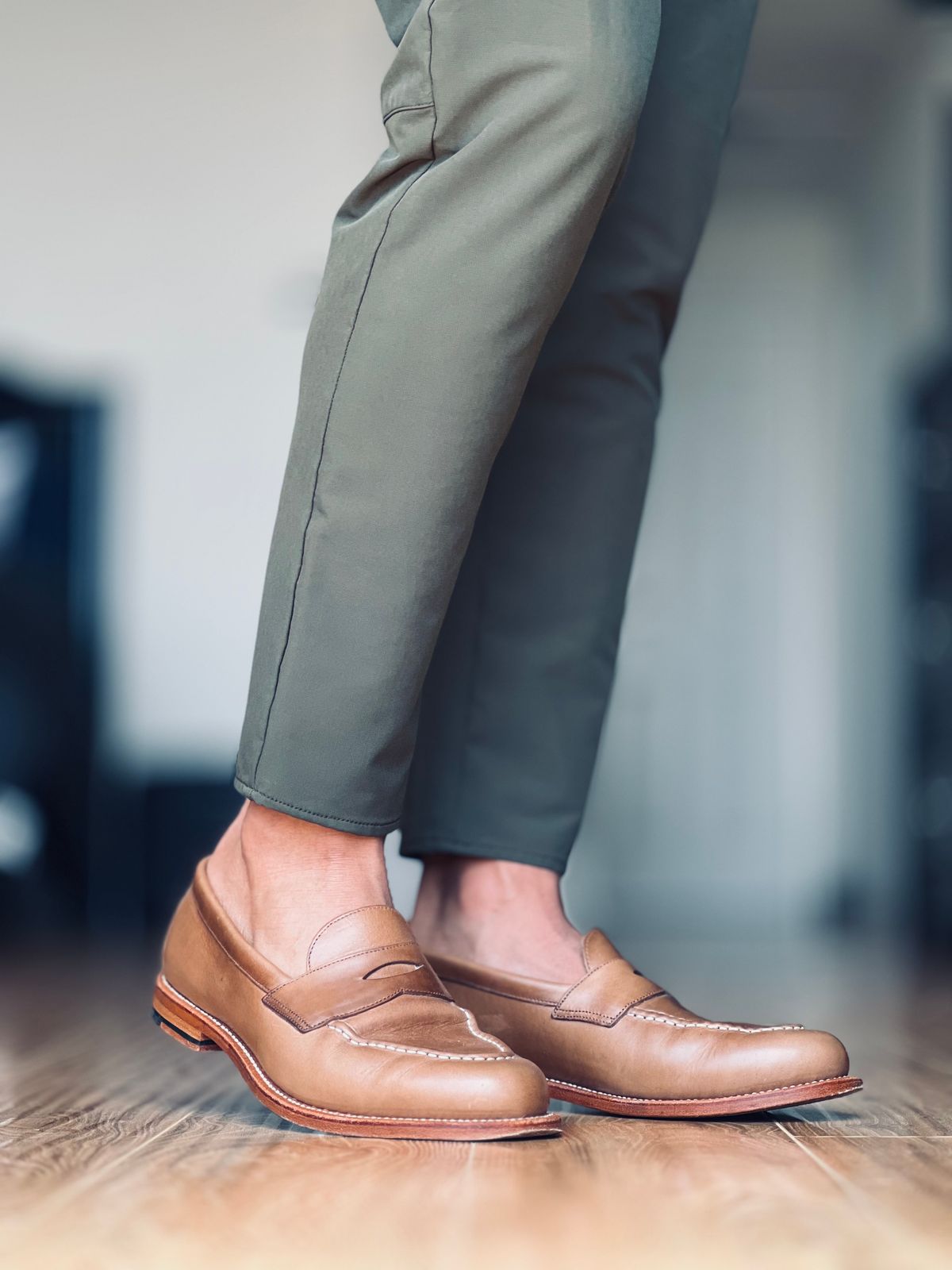 Photo by patinatimes on June 17, 2024 of the Grant Stone Traveler Penny in Horween Natural Chromexcel.