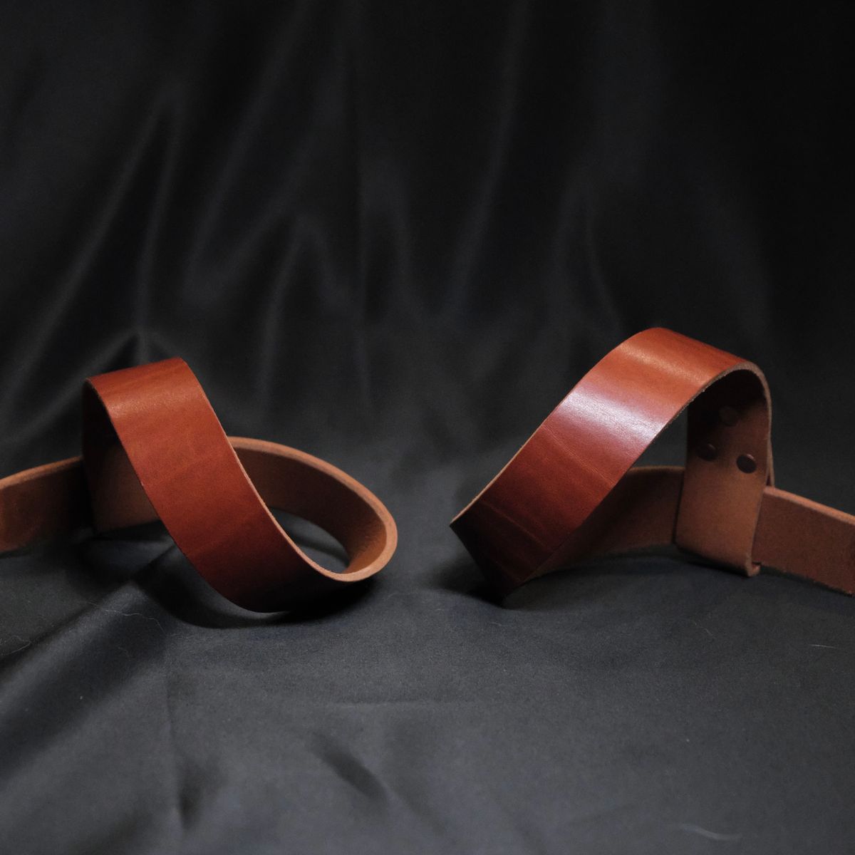 Photo by Call on September 17, 2025 of the Kivinahk Heavy Duty Leather Lifting Straps in MB Pellami Vincenzo Cognac Brown.