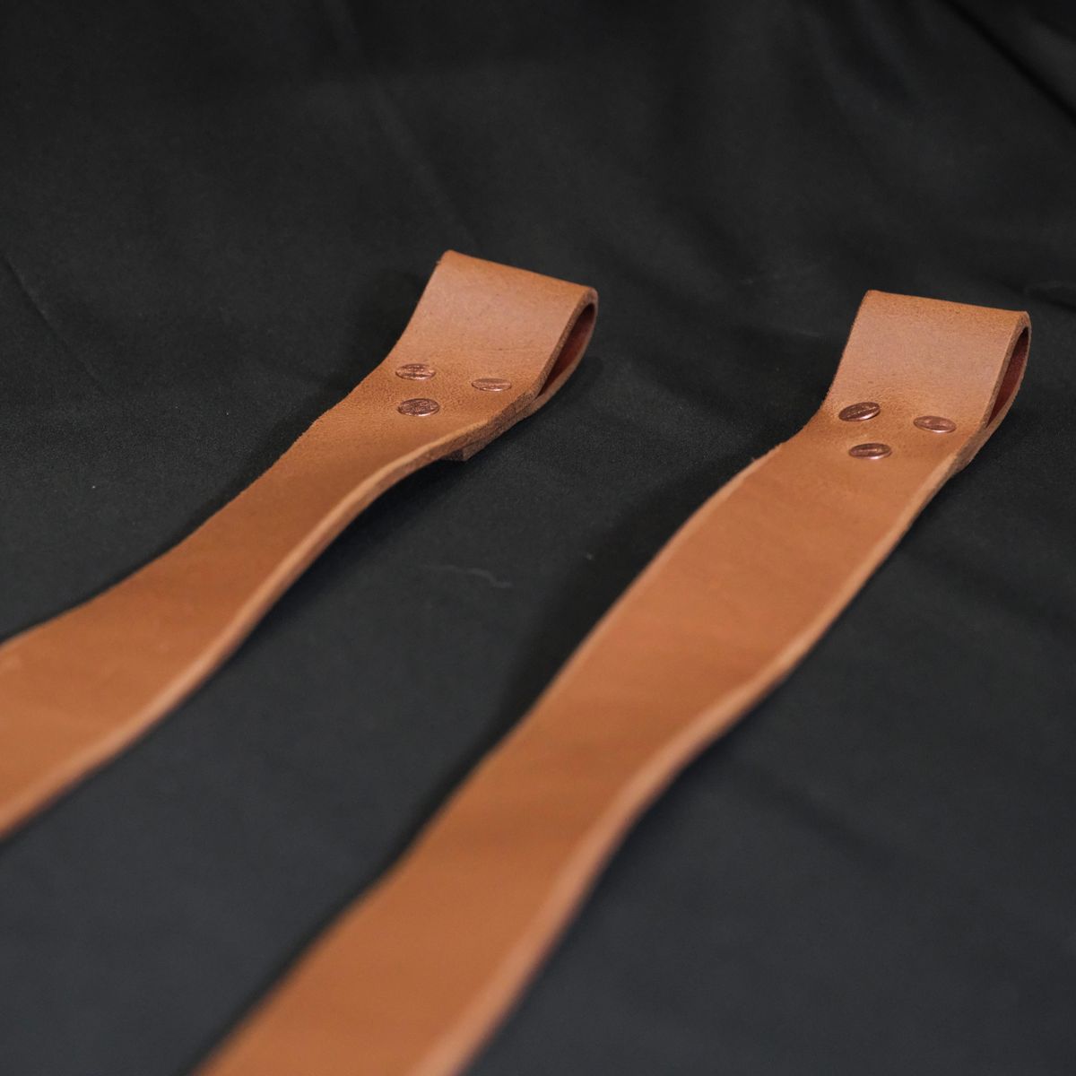 Photo by Call on September 17, 2025 of the Kivinahk Heavy Duty Leather Lifting Straps in MB Pellami Vincenzo Cognac Brown.