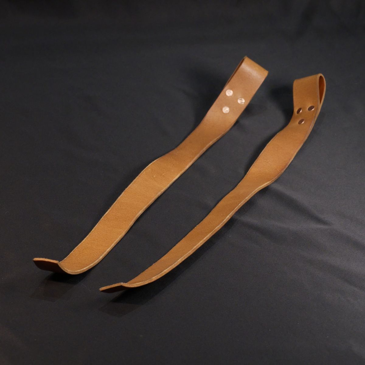 Photo by Call on November 5, 2025 of the Kivinahk Heavy Duty Leather Lifting Straps in MB Pellami Vincenzo Cognac Brown.