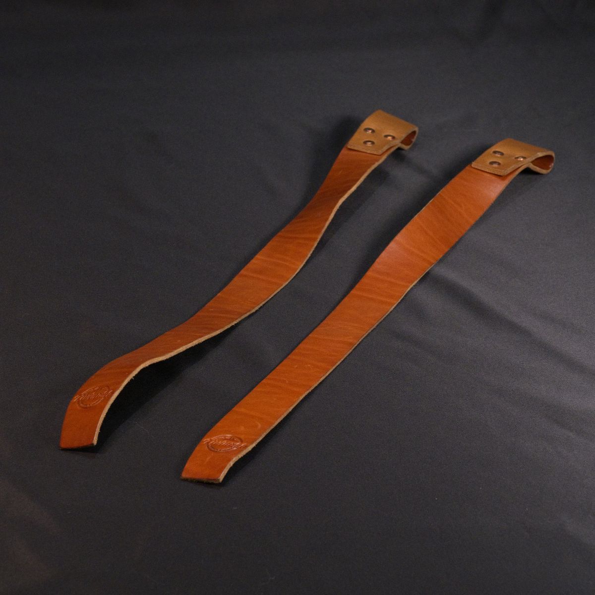 Photo by Call on November 5, 2025 of the Kivinahk Heavy Duty Leather Lifting Straps in MB Pellami Vincenzo Cognac Brown.